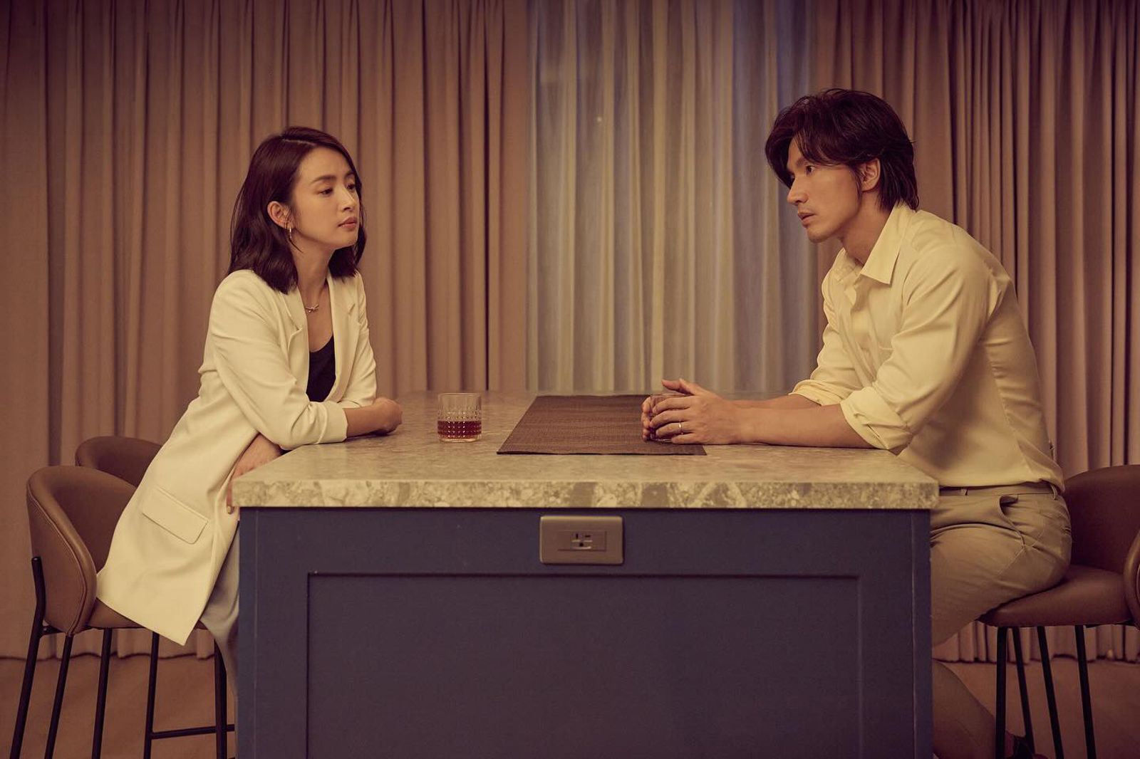 林依晨（左）多年前曾和言承旭（右）擦身而過，這回在《同棲散策》同台直呼過癮。（翻攝自時創影業臉書）