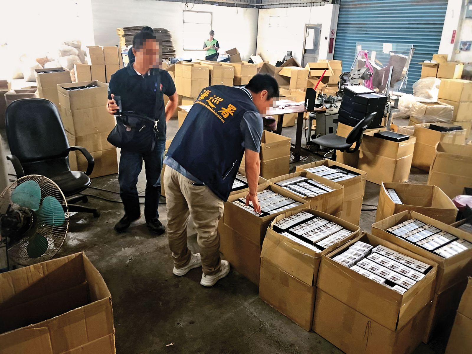 海巡署頻頻偵破私菸案,卻爆發績效造假涉嫌詐領獎金,圖為2019年5月10日海巡署查獲彰化二林一處私菸工廠,10天後發出新聞稿指稱逮捕徐姓負責人,沒想到請領獎金時負責人卻換人頂替,疑雲重重。(海巡署提供)