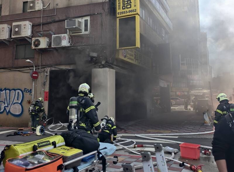 位在台北市承德路二段一棟住商大樓，今日上午地下室起火，竄出大量濃煙，消防人員到場搶救。（翻攝畫面）