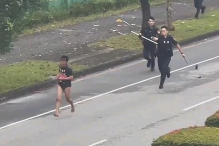 花蓮縣新城鄉今晨發生持刀搶案,逃逸移工遭多名警方圍捕,一度僵持對峙。(翻攝畫面)
