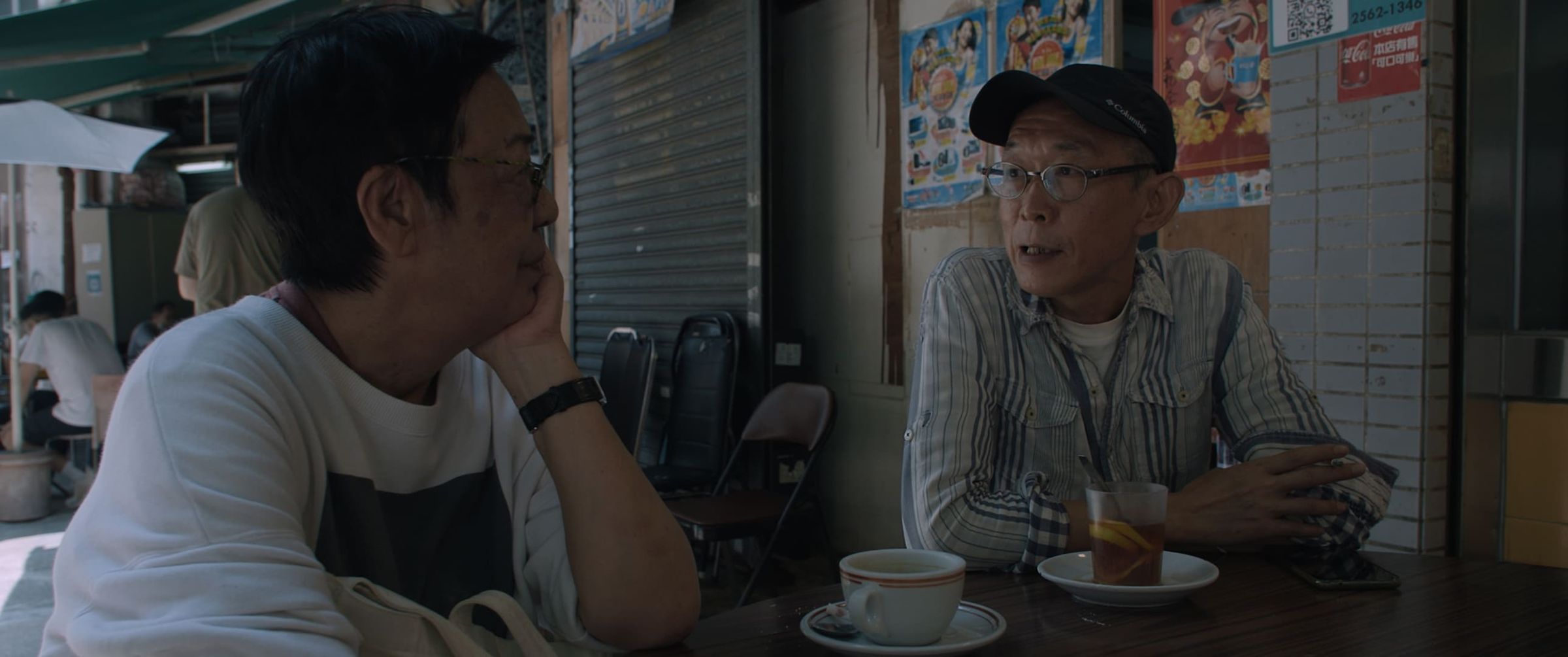 導演許鞍華（左）訪問詩人黃燦然（右）。（佳映提供）