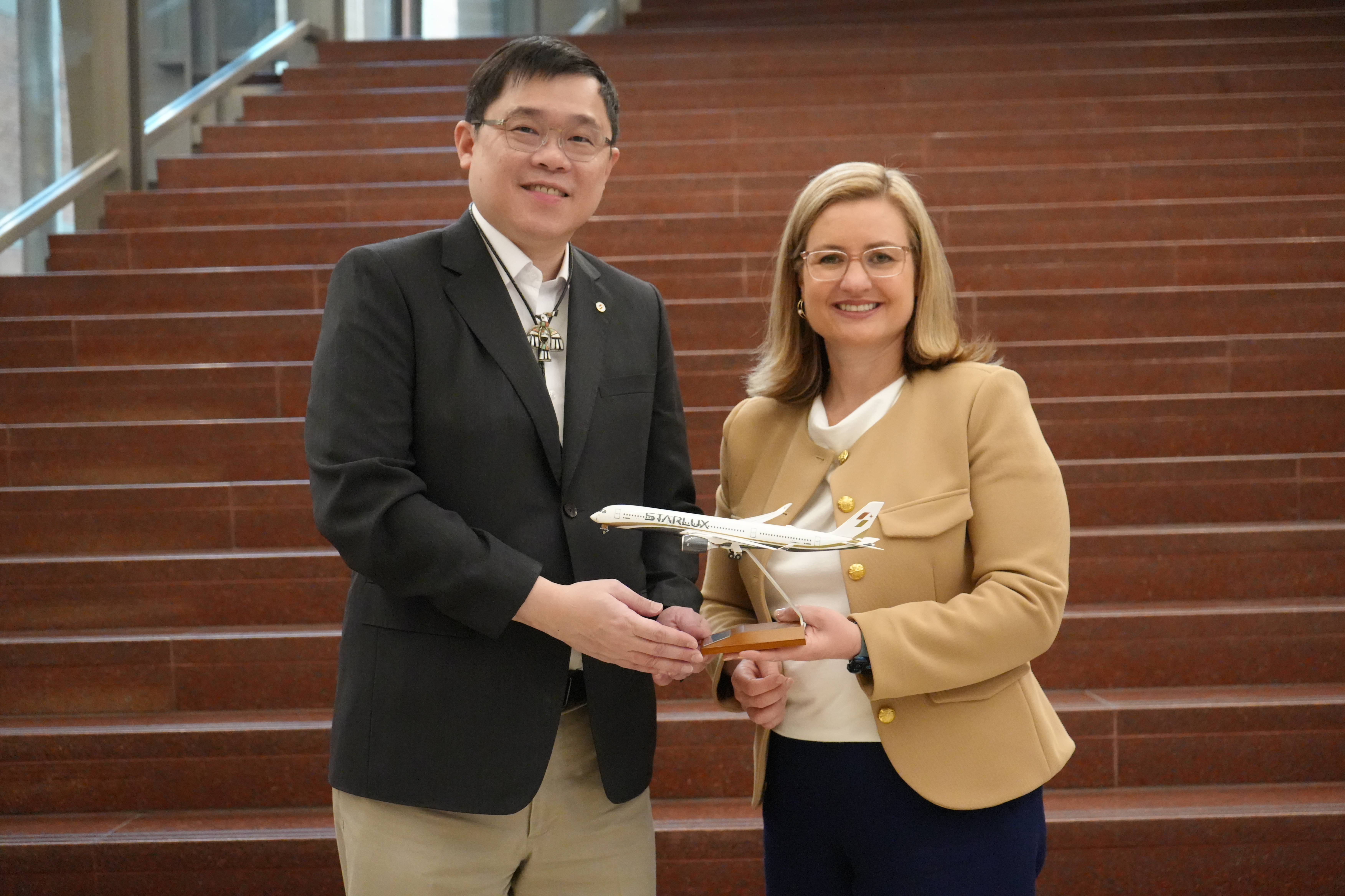 星宇航空董事長張國煒也曾率隊親自拜訪鳳凰市長，表達對開闢該航線的決心與投入。
