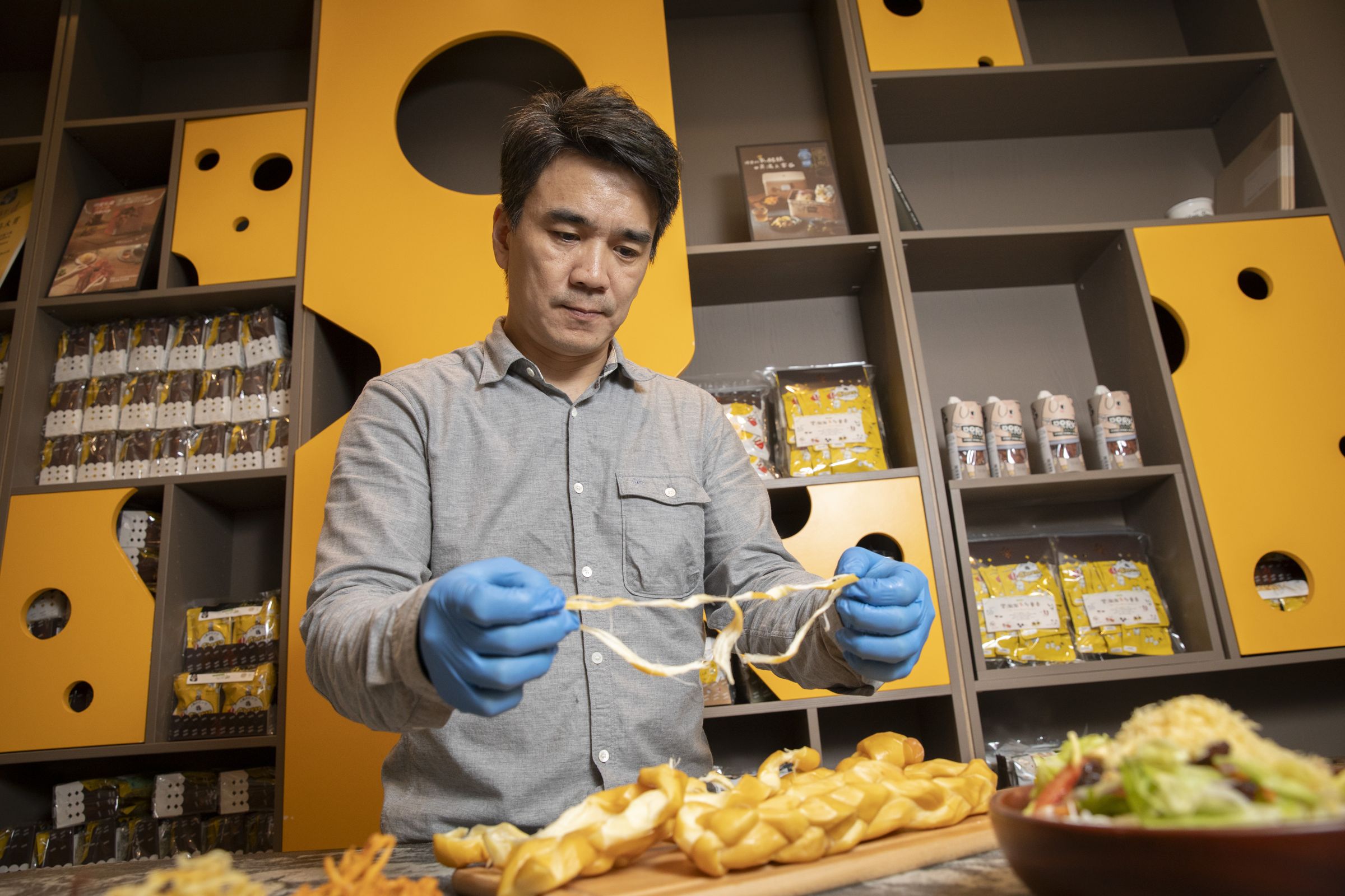 洪嘉男至今仍親自參與乳酪絲手工製程。（攝影／林育緯）
