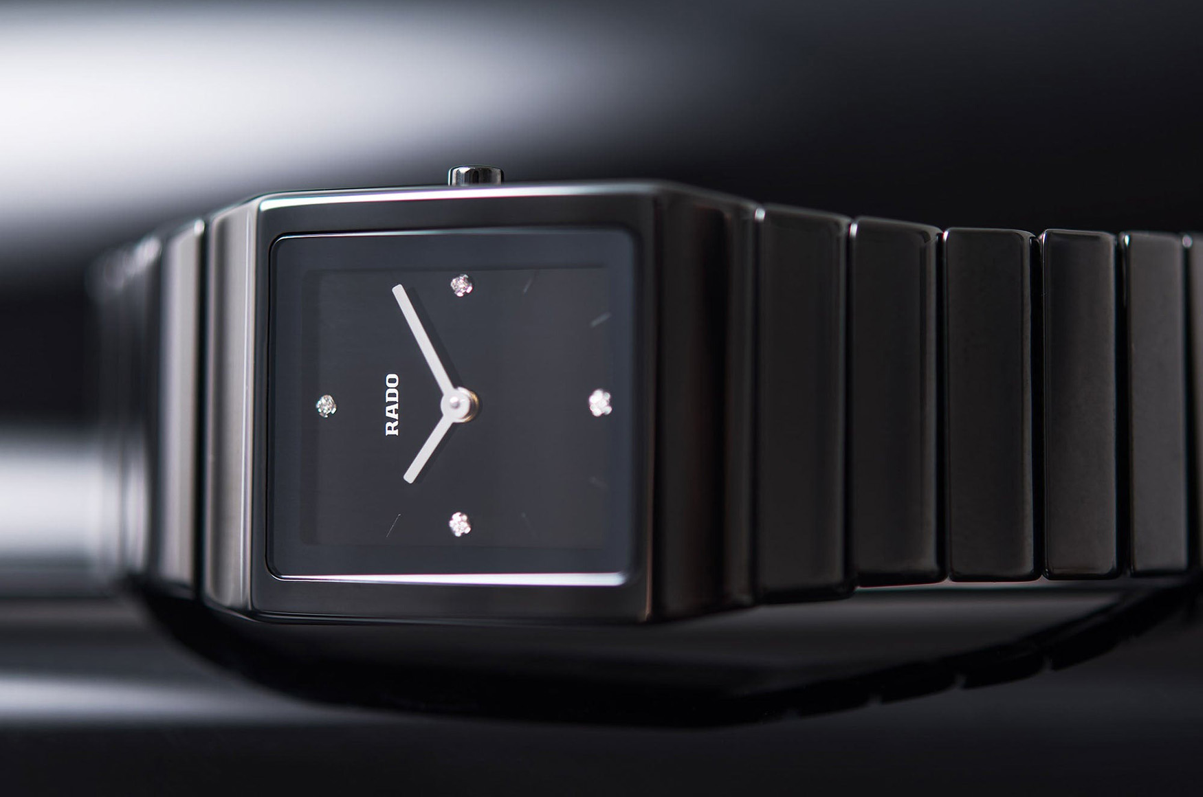 1990 年 Rado Ceramica 以方形黑陶瓷錶殼與實心陶瓷錶鍊展現簡約前衛風格。