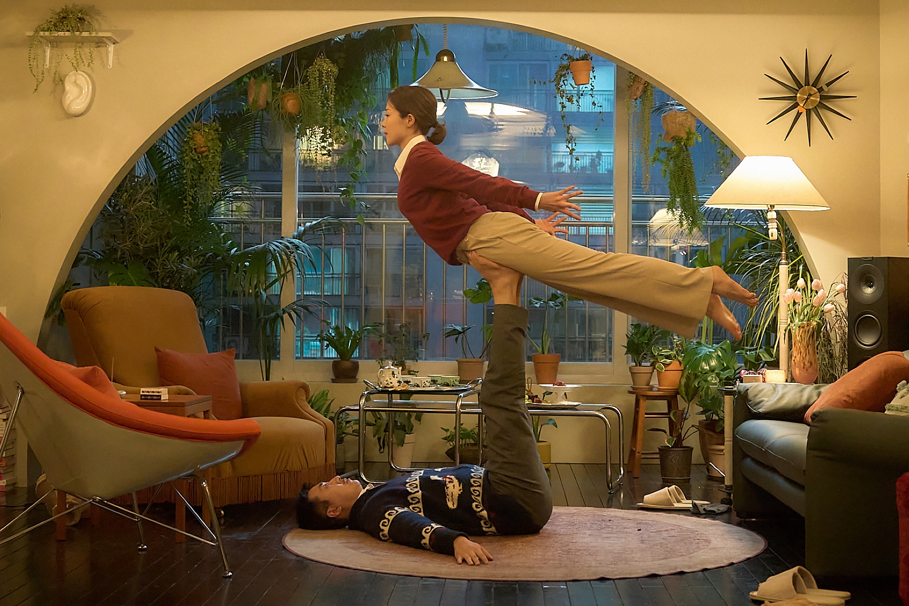 河正宇自編自導自演電影《四人行，不行》，與李荷妮做雙人瑜伽，當時李荷妮懷孕六周。（采昌提供）