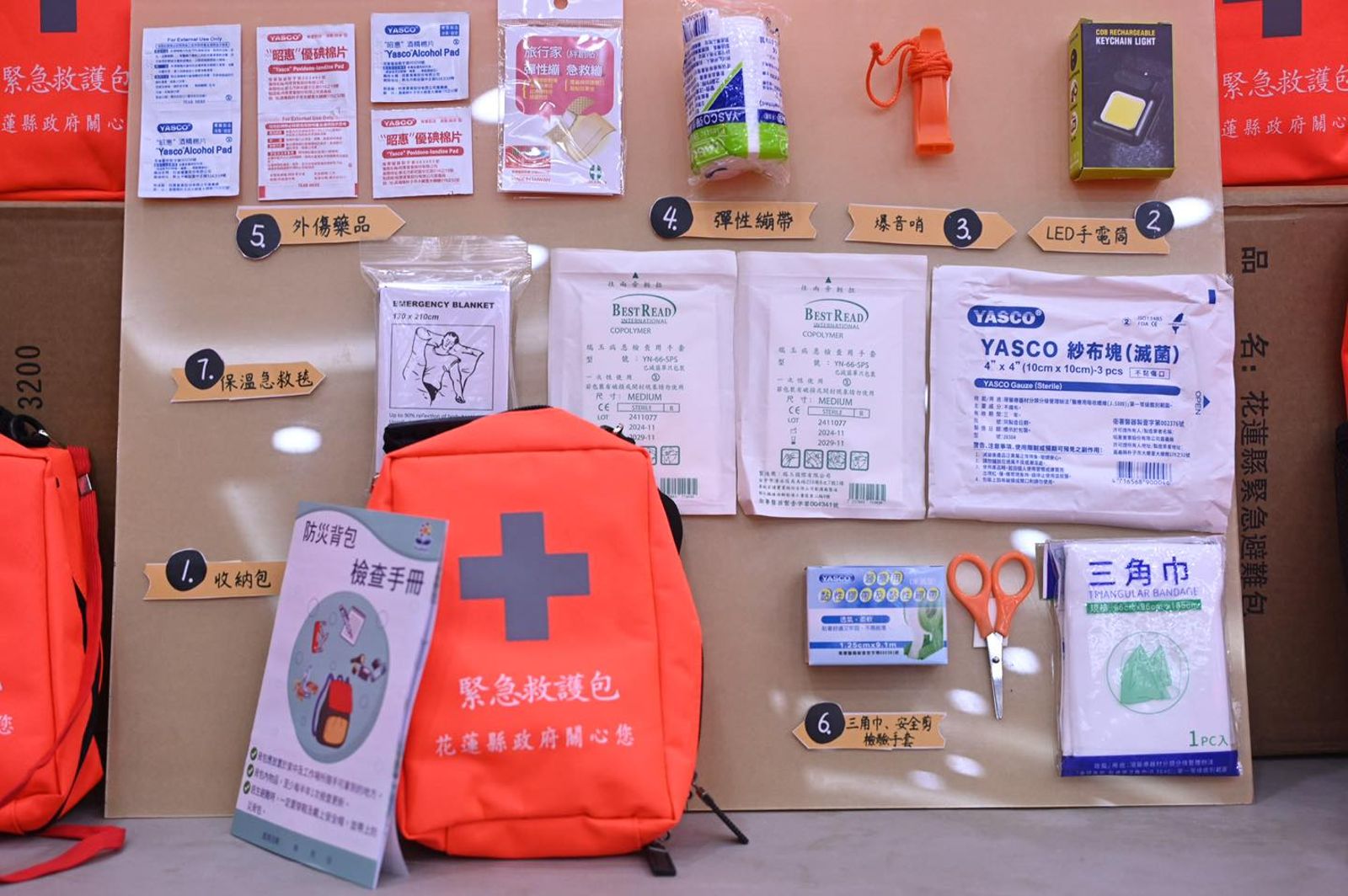 有民眾收到的花蓮防災避難包LED手電筒充電<a href='/search/tags/冒煙/' target='_blank'>冒煙</a>，緊急回收。（示意圖；花蓮縣政府提供）