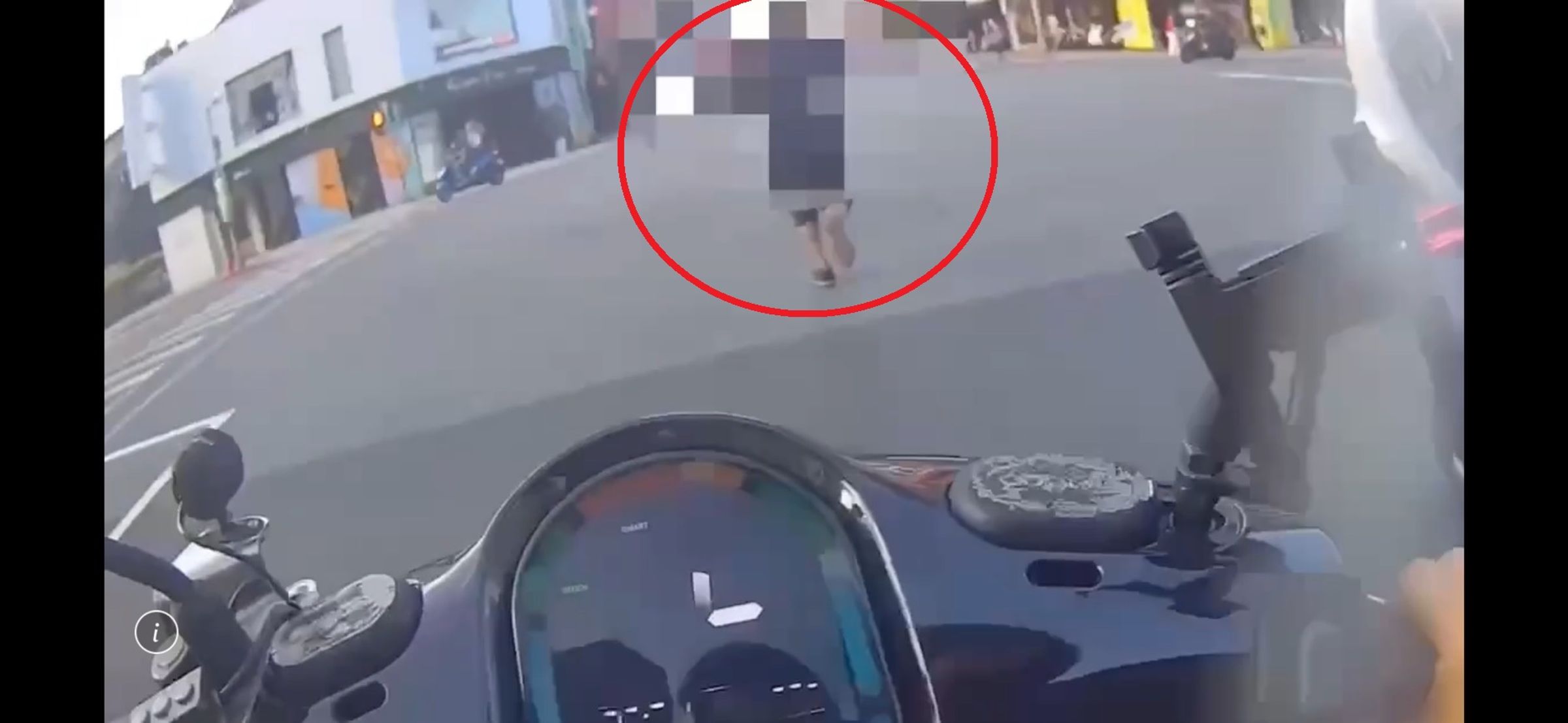 巡邏警方為避免發生危險,將在路中央竄逃的黃男(紅圈)帶回警局保護管束。翻攝畫面