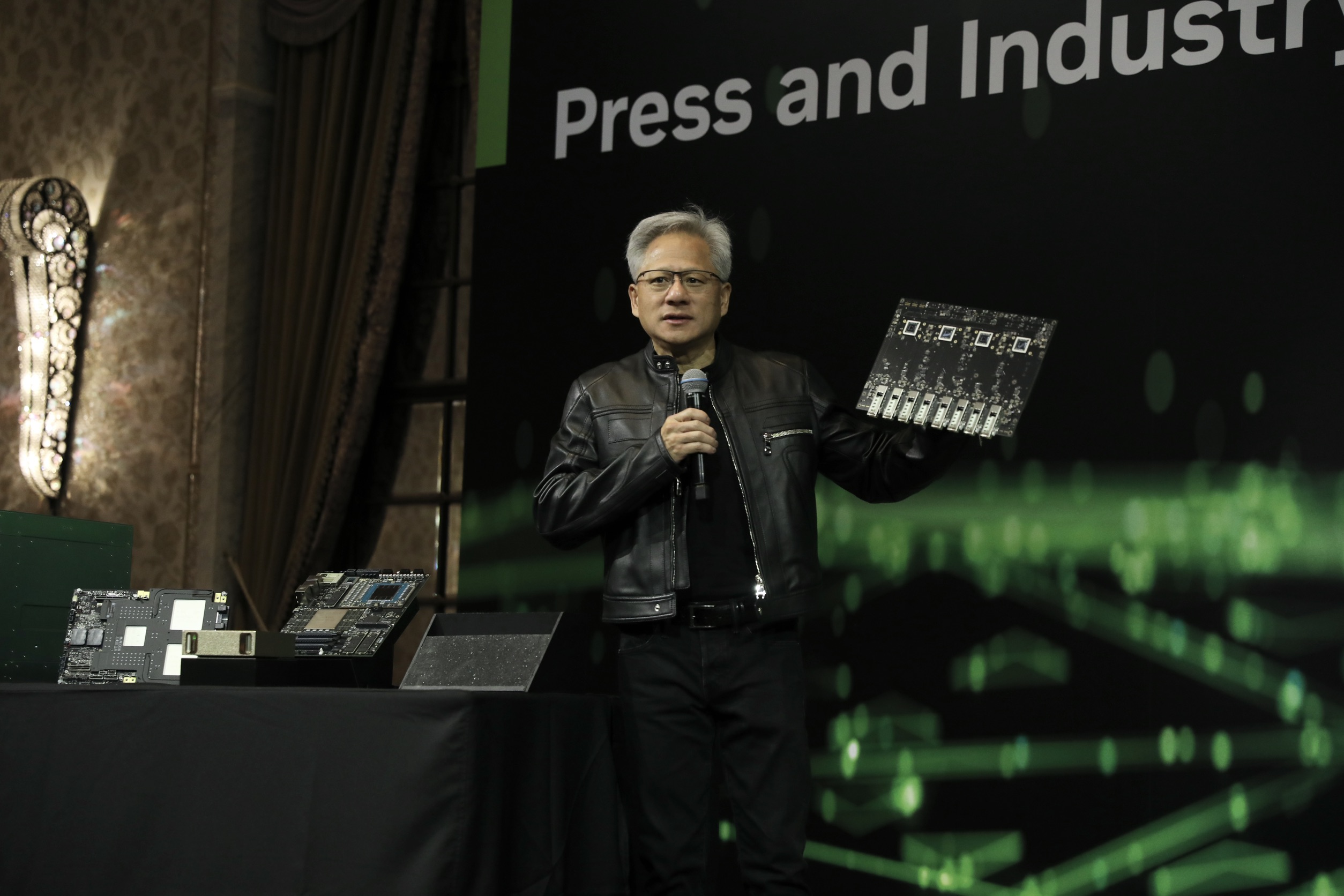 輝達執行長黃仁勳指出，有許多人向輝達詢問NVLink能不能支援其資料中心建設，意味著競爭對手推動的開源互連標準UALink進展緩慢。