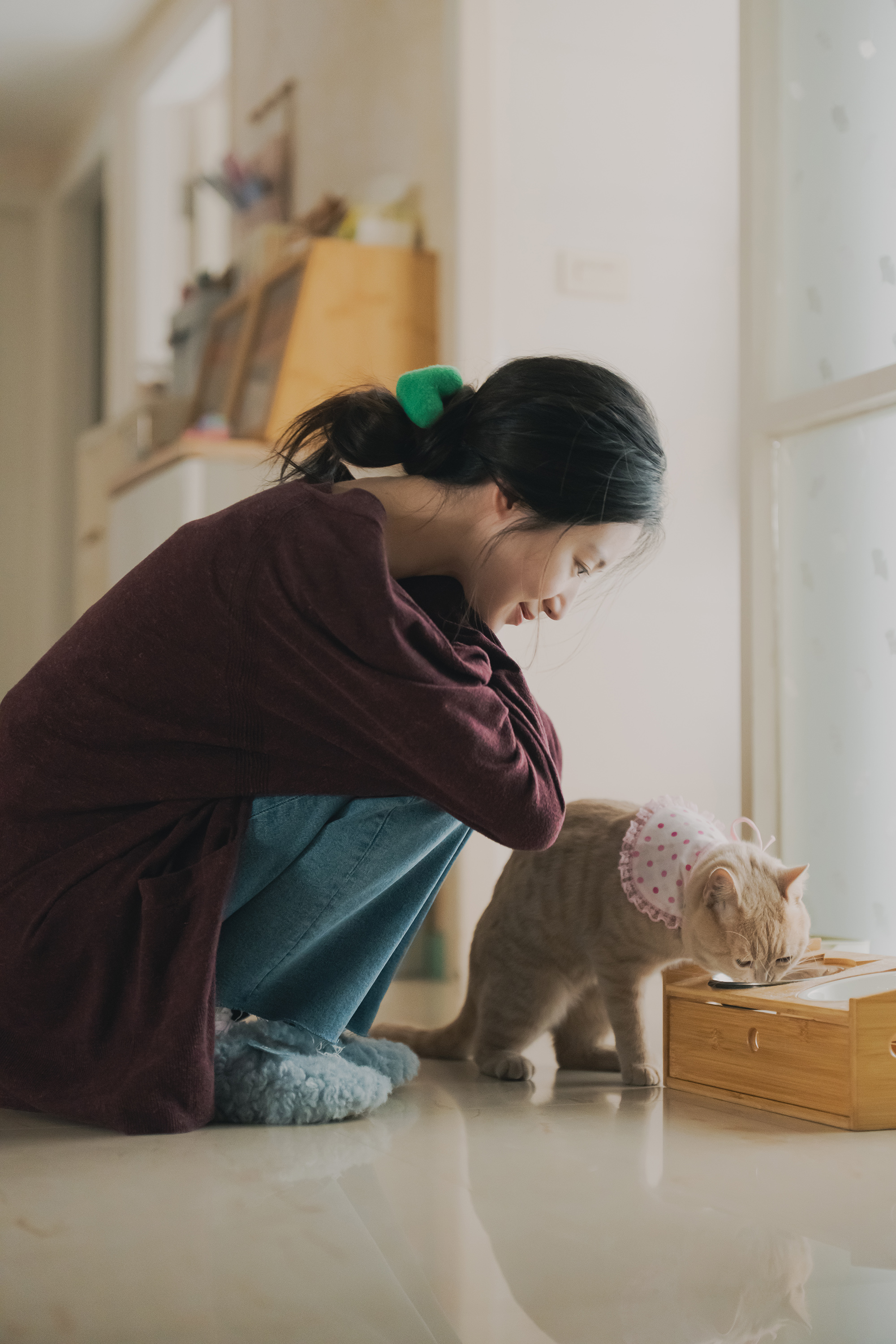 片中的貓咪「Q醬」正是由舒華親自命名,她也坦言跟貓咪對戲是開拍前最擔心的挑戰之一。(水花電影提供)
