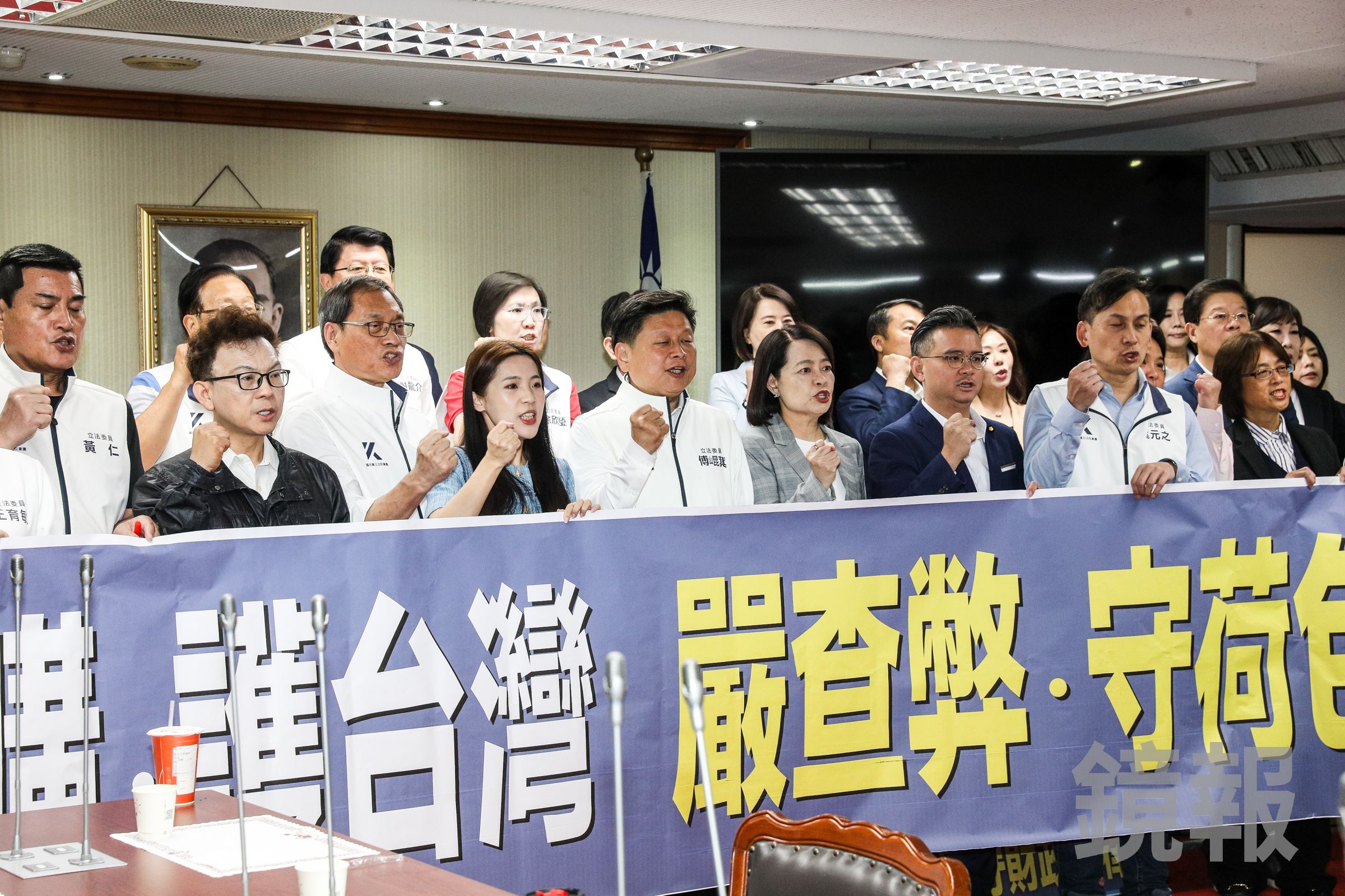 國民黨團總召傅崐萁今日召開記者會指出,此版本軍購預算經韓國瑜、盧秀燕、鄭麗文及黃國昌等四方討論後形成共識,藍白將聯手提案力拚三讀。(鏡報鄒保祥)