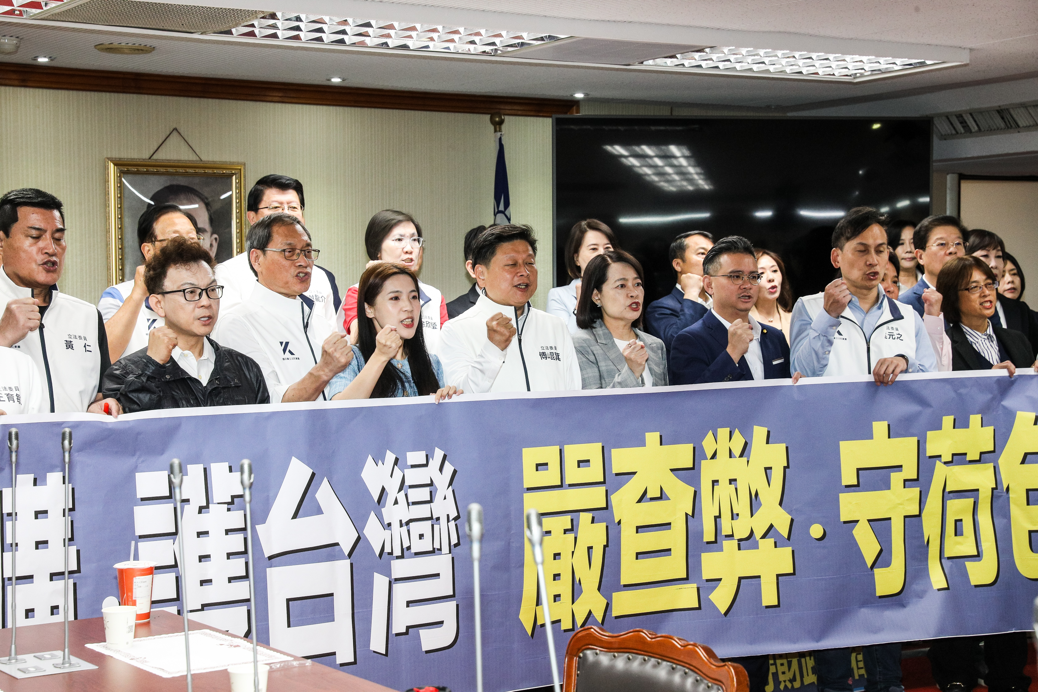 國民黨團總召傅崐萁今日召開記者會指出，此版本軍購預算經韓國瑜、盧秀燕、鄭麗文及黃國昌等四方討論後形成共識，藍白將聯手提案力拚三讀。（鏡報鄒保祥）