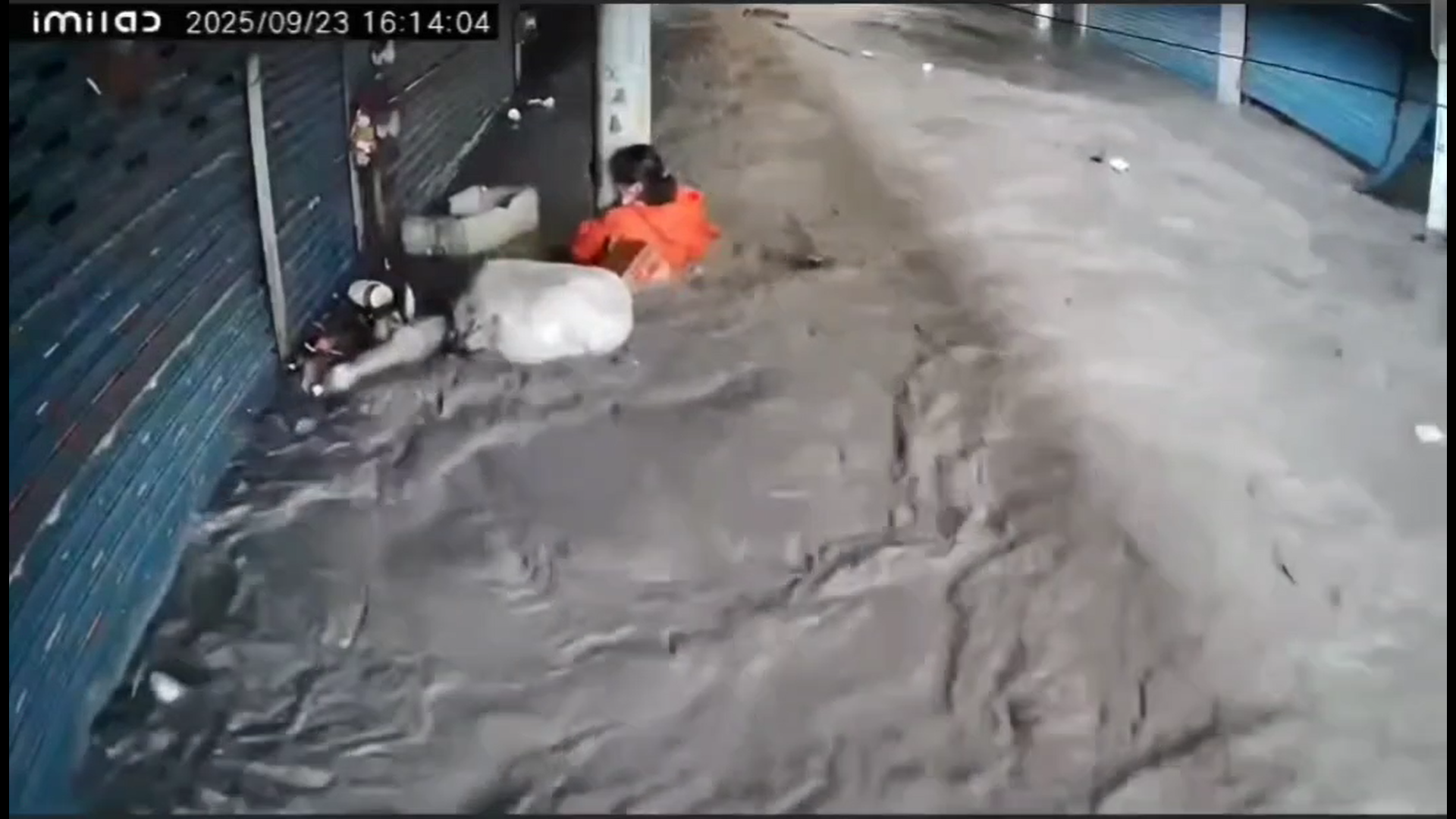 受颱風外圍環流影響，花東今日雨勢驚人，光復市場水淹及腰。（翻攝畫面）