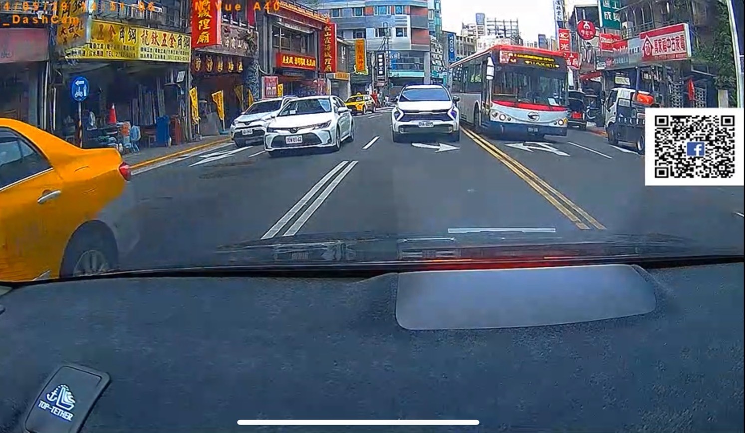 公車不耐前方塞車車陣,逆向行駛後,又在路口超車回到主線道。(翻攝畫面)