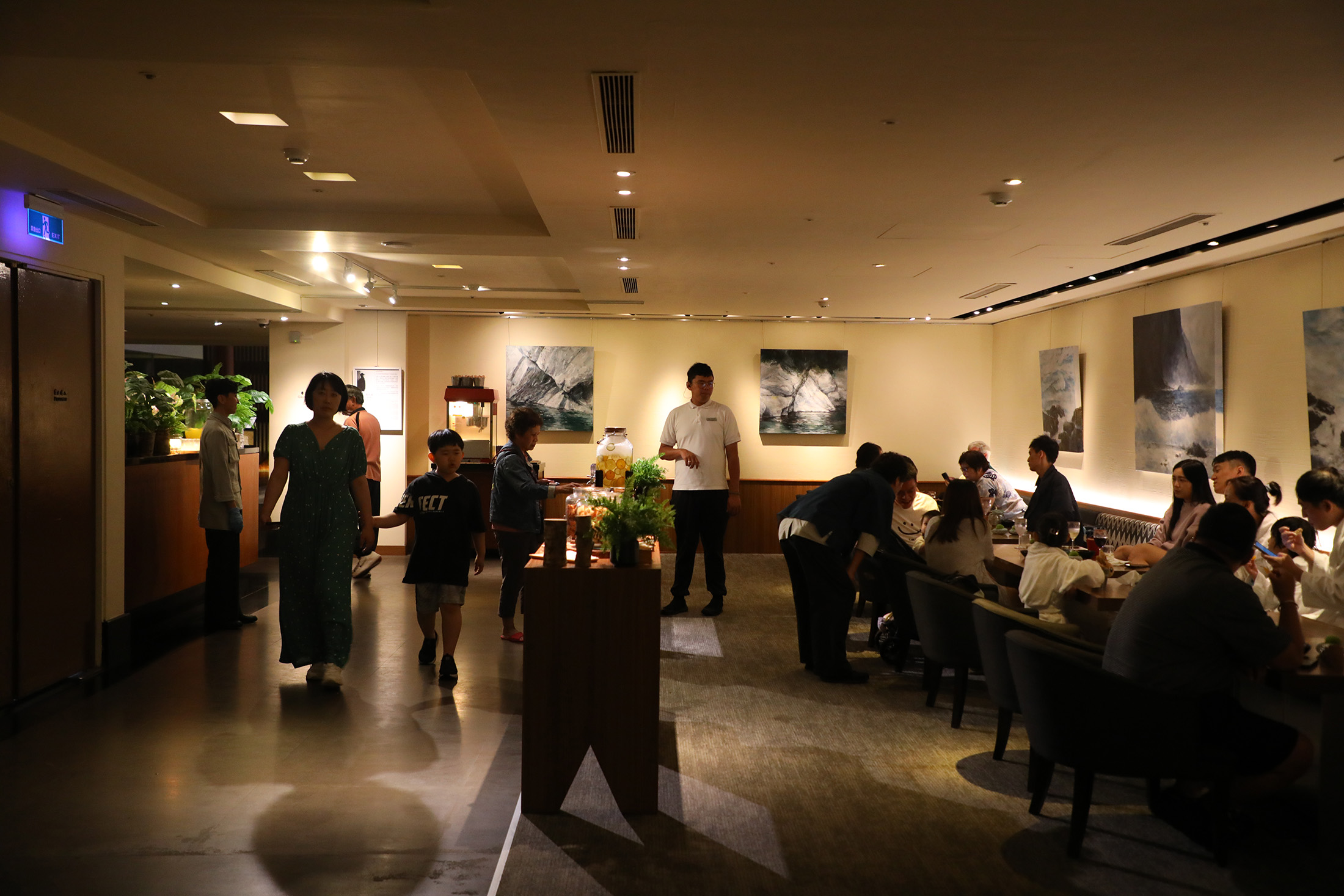 每天16：30～17：30在大廳藝廊會舉辦「Social Hour微醺蒔光」。