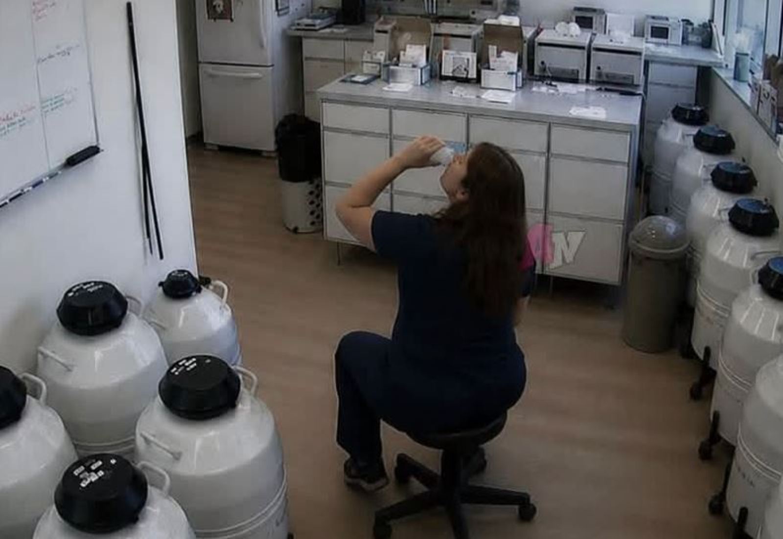 荒誕情節網瘋傳!精子銀行「女員工偷喝樣本」還被捕? 離譜真相曝光