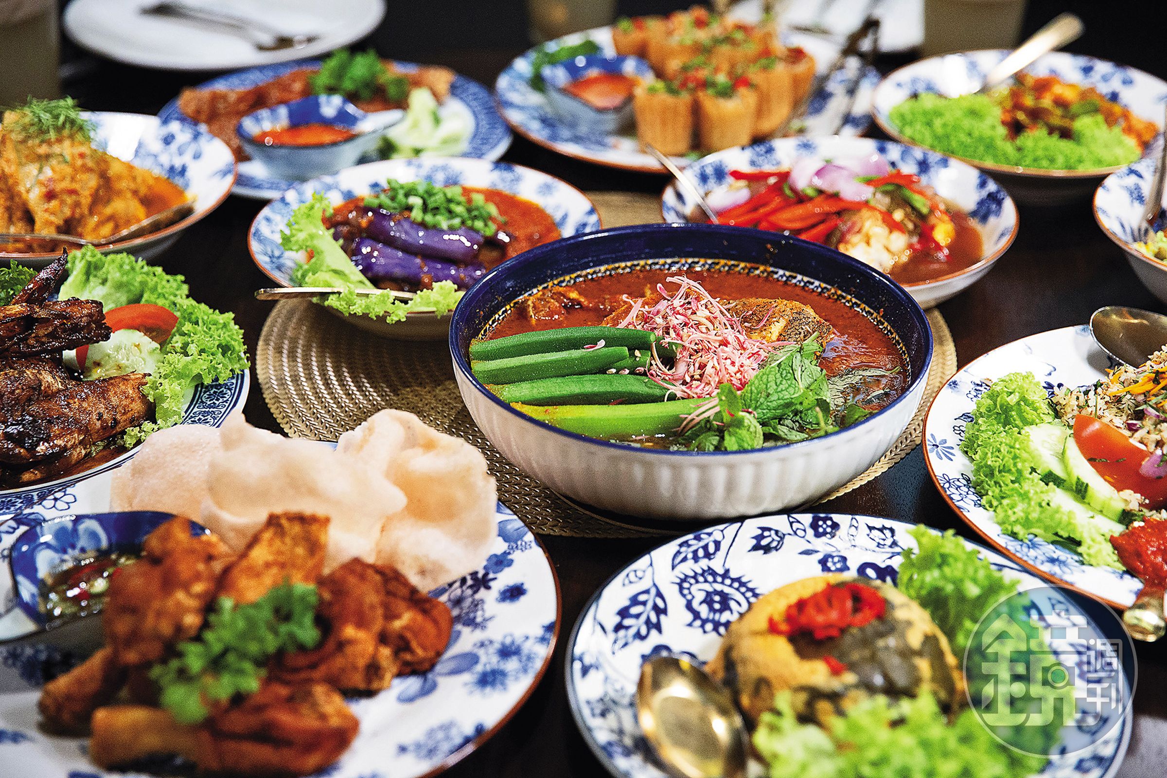 Gaik Lean以香茅、薑花、辣椒等多種香料製作的「亞參咖哩魚」,酸辣風味與口感呈現出娘惹菜餚的特色。(中,時價,圖中約馬幣115元/份,約NT$874)
