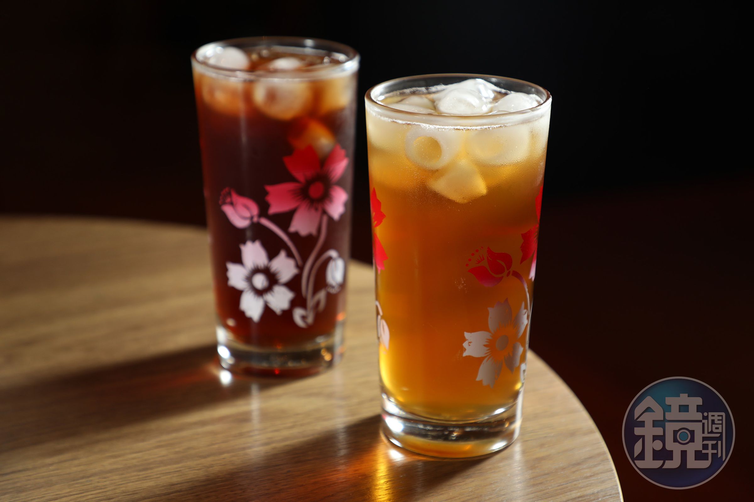 與基隆名店聯名推出的「五秴菊花茶」（右，70元／杯）與自家製作、口味懷舊的「古早味紅茶」（左，50元／杯）。