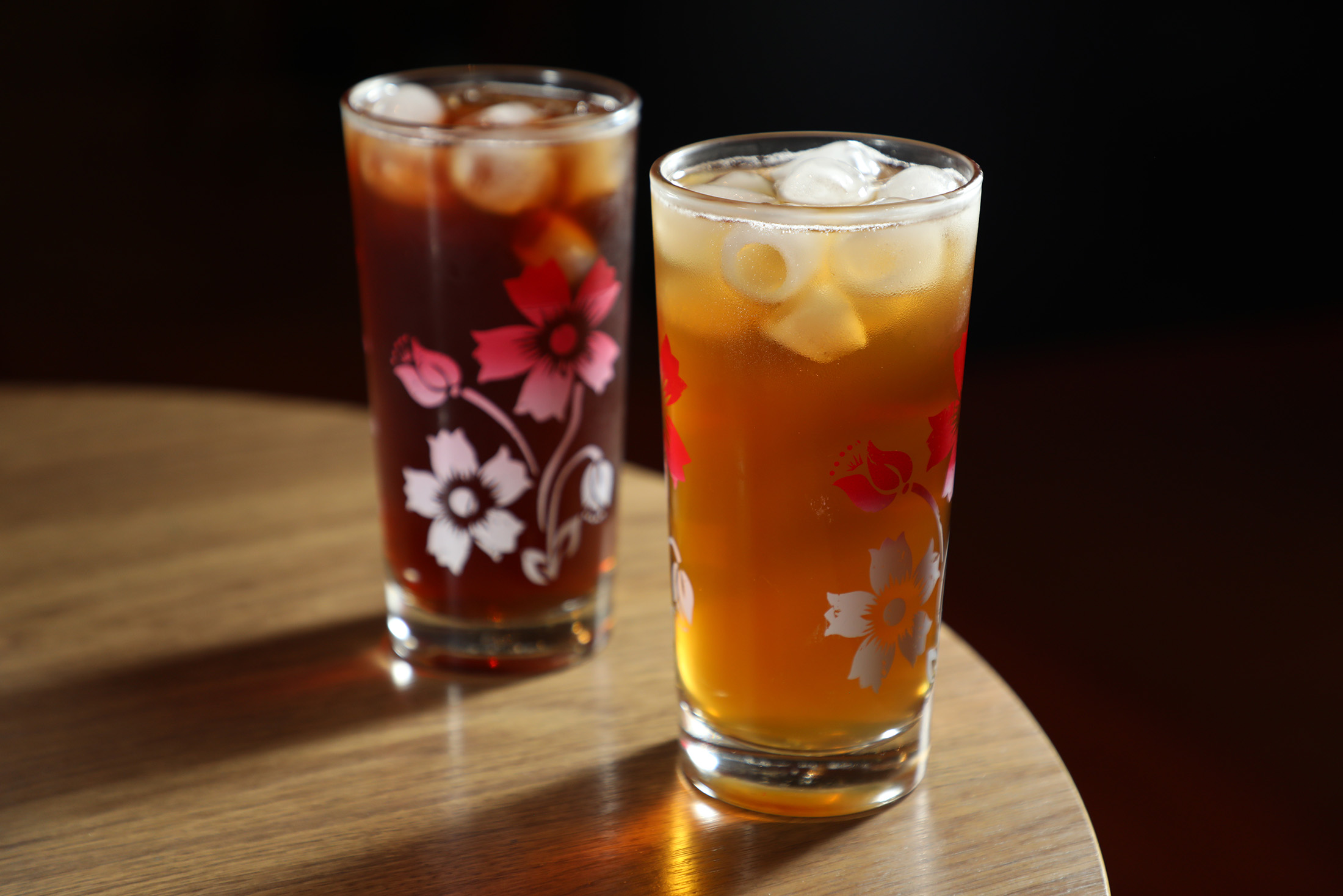 與基隆名店聯名推出的「五秴菊花茶」（右，70元／杯）與自家製作、口味懷舊的「古早味紅茶」（左，50元／杯）。