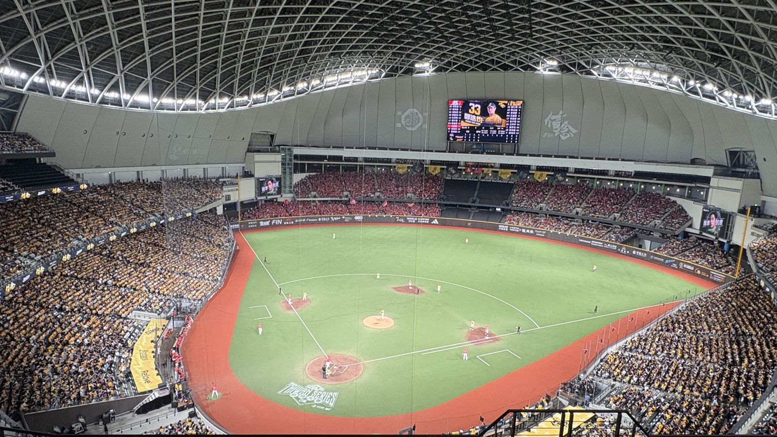 台灣大賽Game4,四萬球迷坐滿大巨蛋。