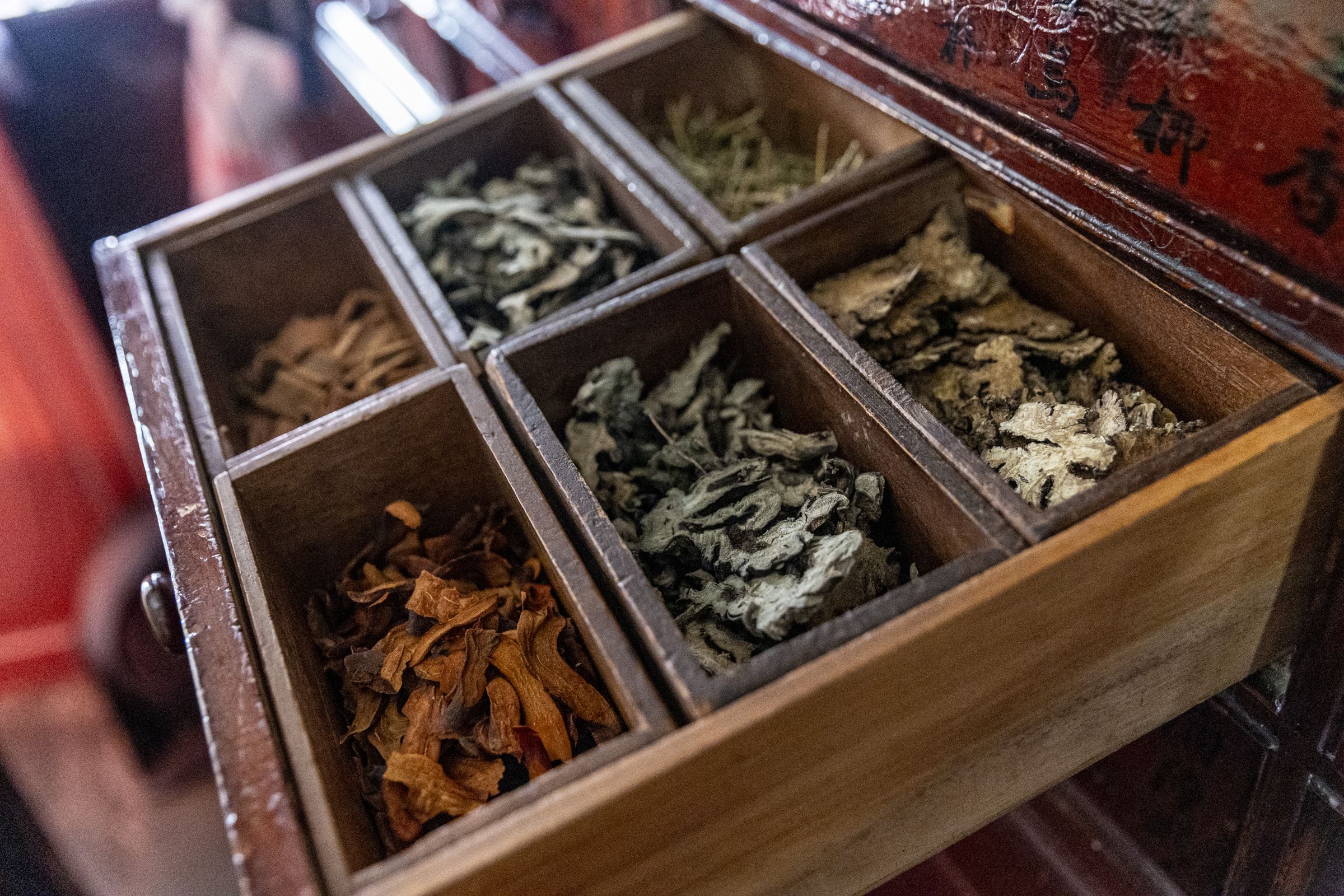 第二代洪允森打造的檜木藥櫃，自開業以來持續使用至今，滿溢草木清香。