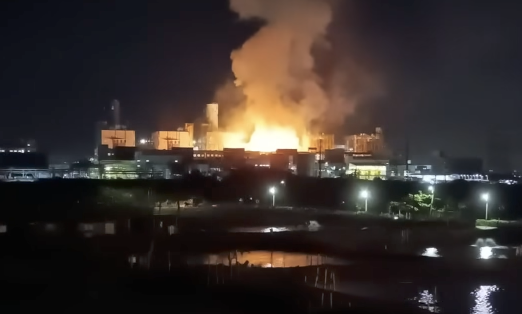 興達電廠昨晚發生火警，不少民眾聽到爆炸聲。（翻攝黃韻涵臉書影片）