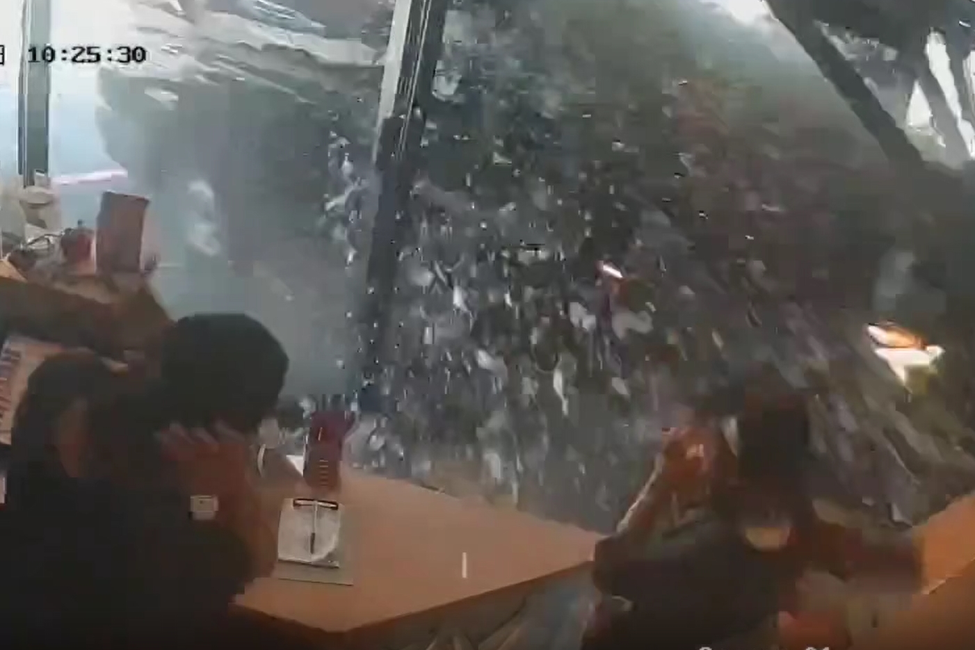 廂型車突然失控，直衝店內，造成13人輕重傷。（翻攝畫面）