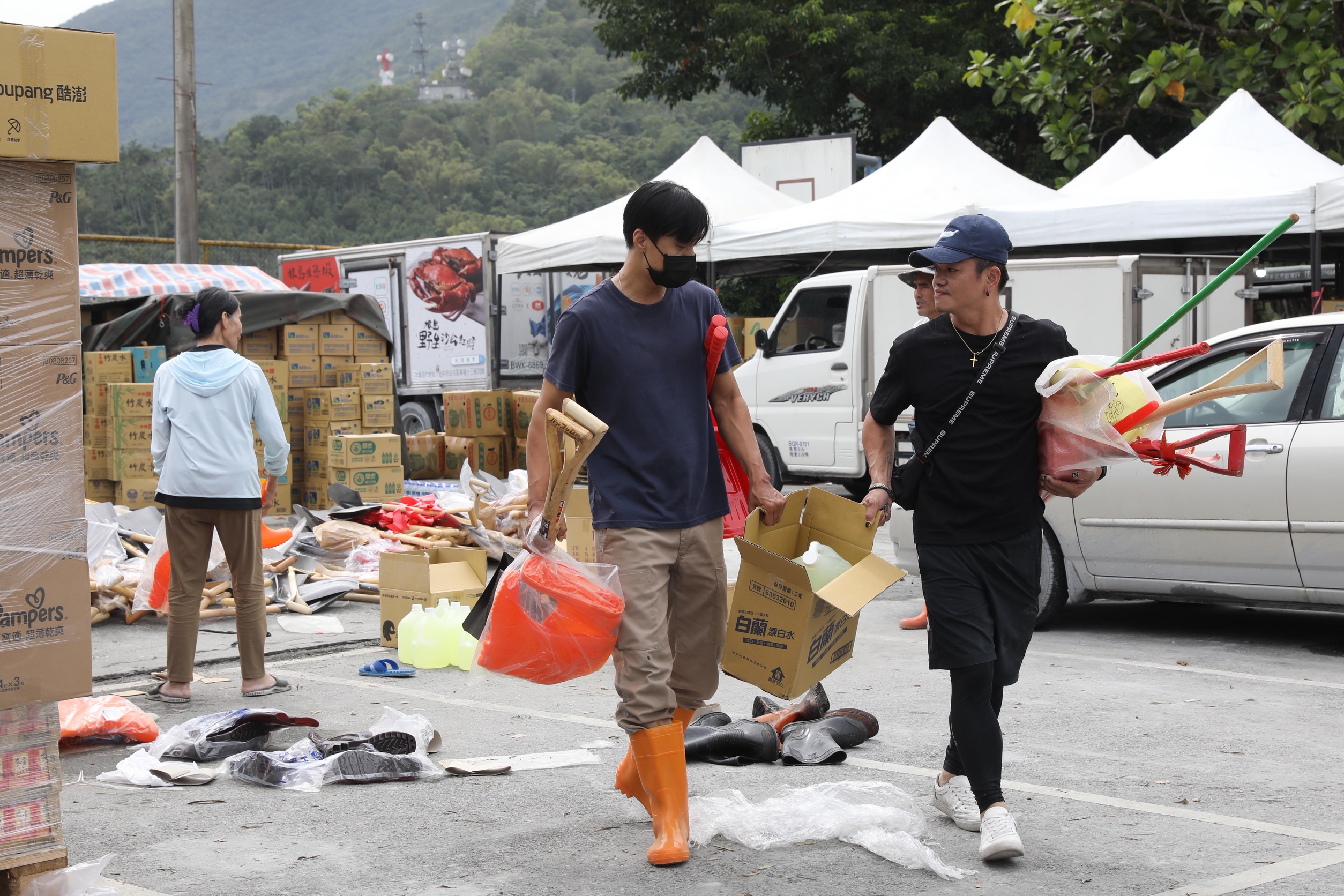 光復鄉湧入大量志工與物資，全台齊心協助居民恢復正常生活。