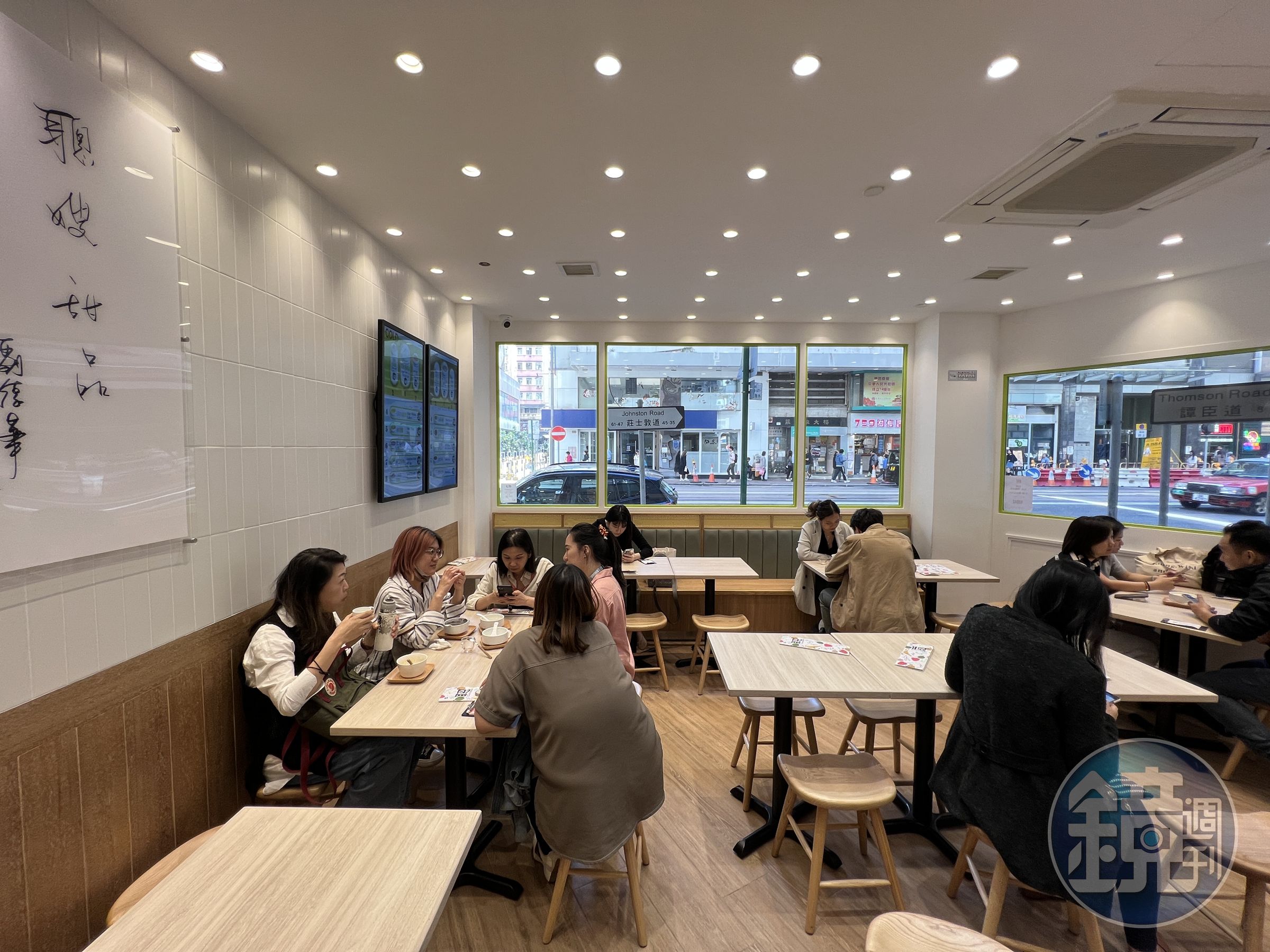 「聰。C Dessert」從LOGO、招牌、店內空間到菜單設計都走時尚清新路線。