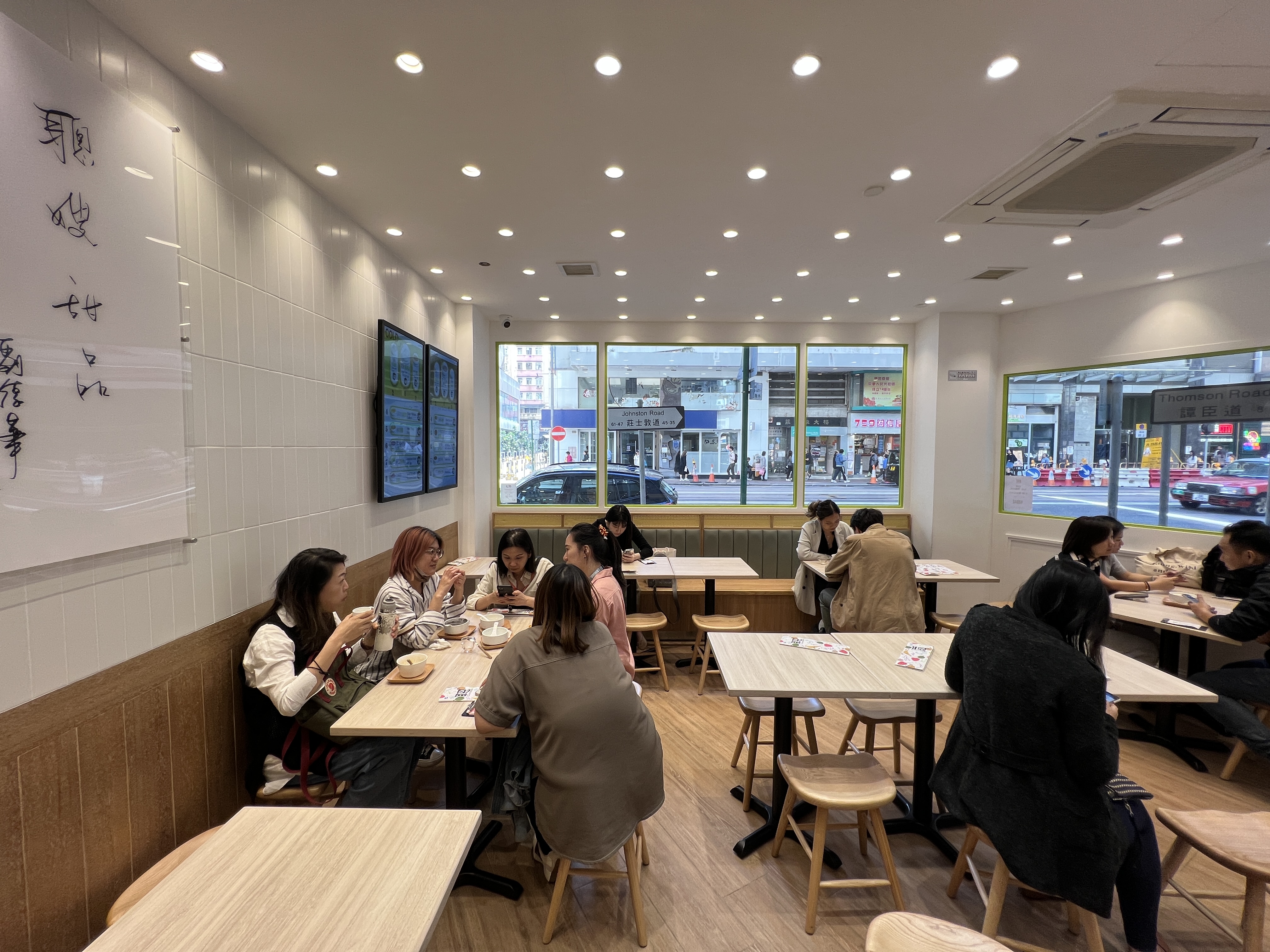 「聰。C Dessert」從LOGO、招牌、店內空間到菜單設計都走時尚清新路線。