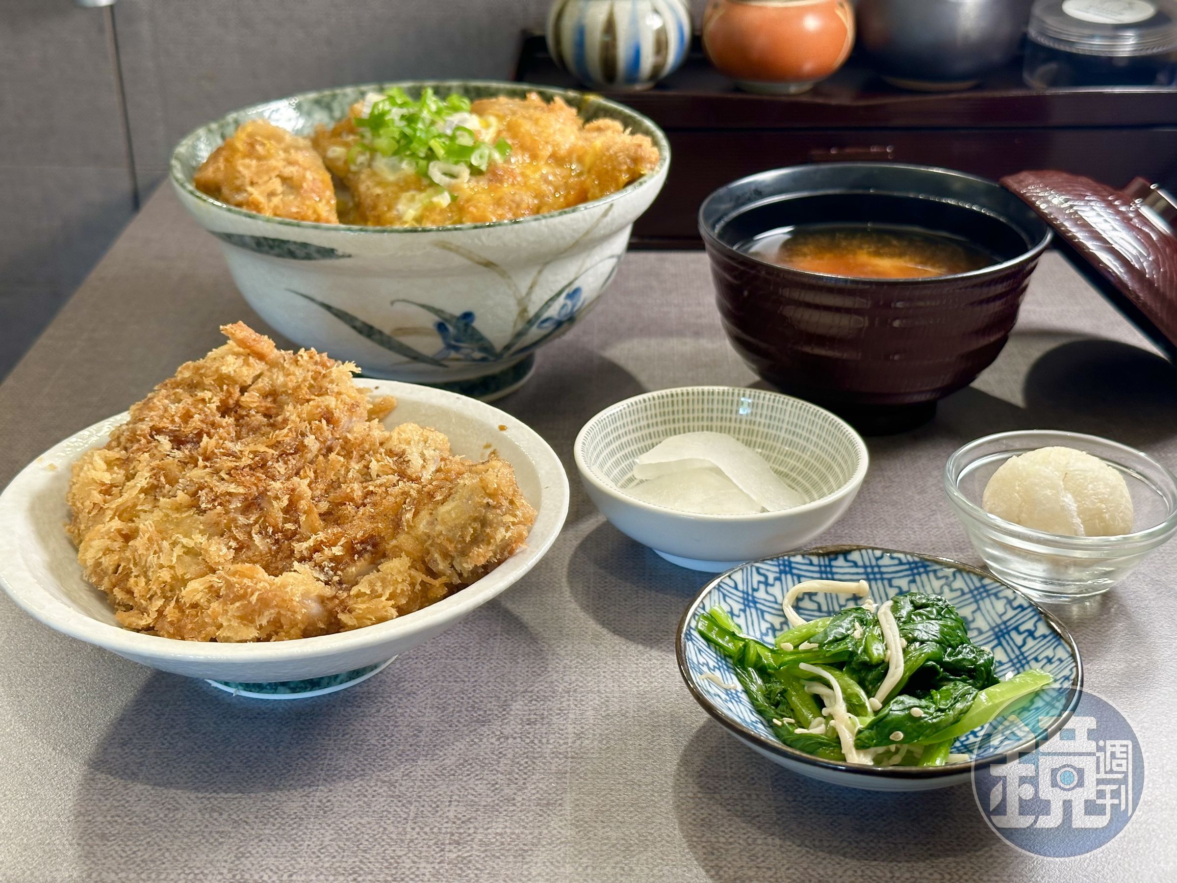 每天限量10份的「1983神農黑豚極享雙拼套餐」，可以吃到豬排酥炸和滑蛋蓋飯兩種口感。（550元／份）