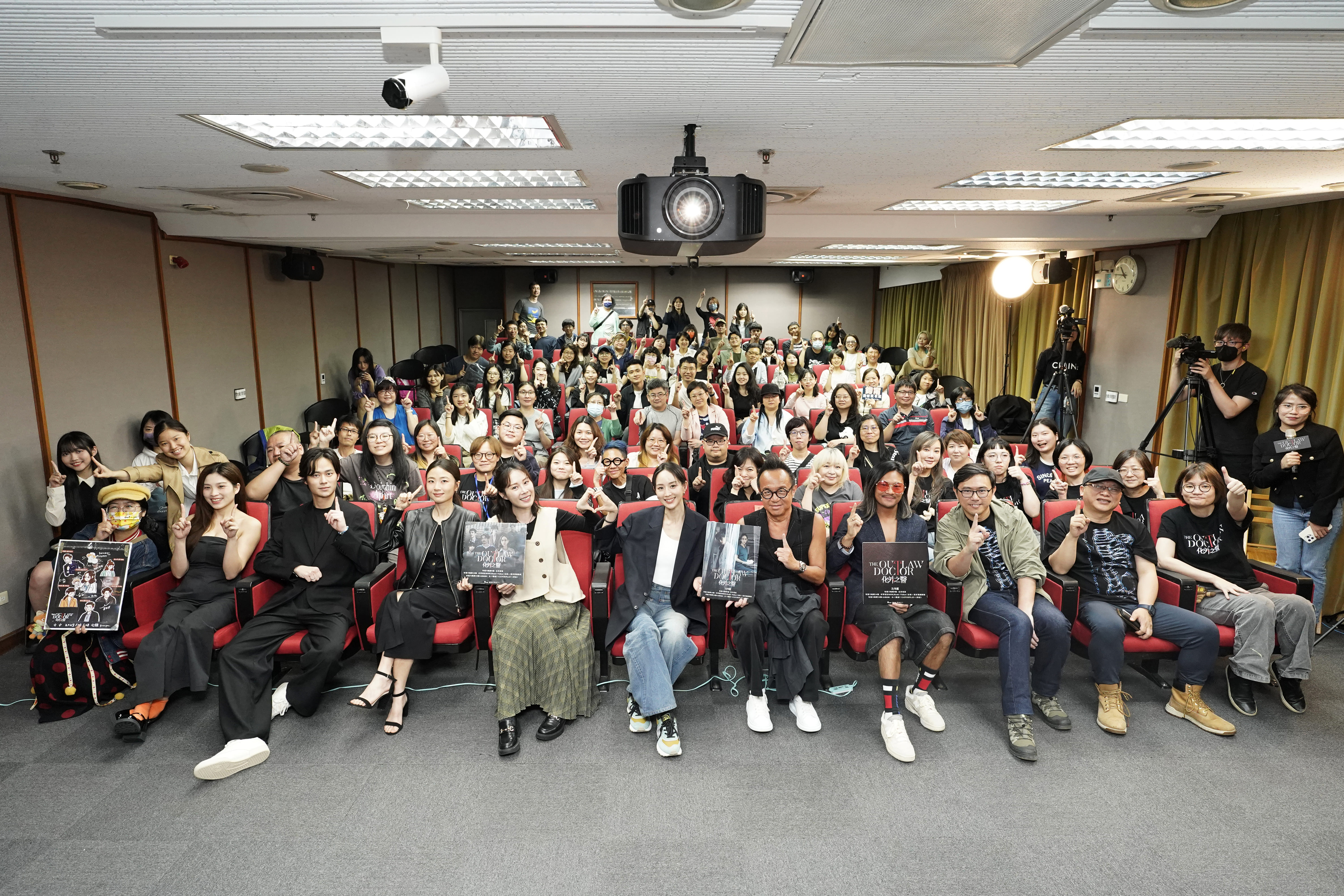 《The Outlaw Doctor 化外之醫》演員與現場近百位粉絲齊聚大結局直播同樂會，一起揭曉張鈞甯與連炳發「飯碗（范琬）CP」的命運。（公視、中華電信、瀚草文創提供）