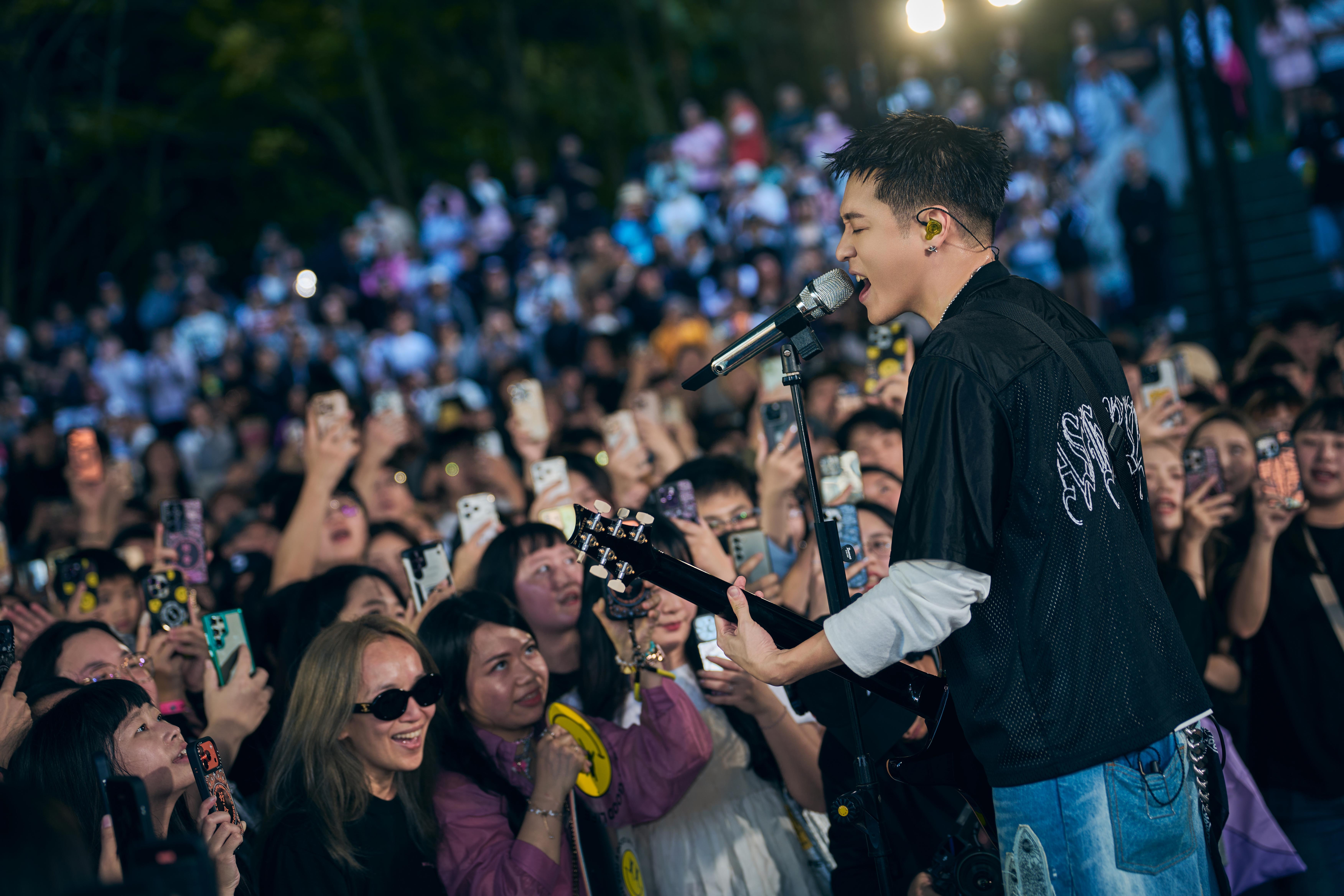 周湯豪推出首張全搖滾概念專輯《LOVE RAGE HOPE》。（環球音樂提供）