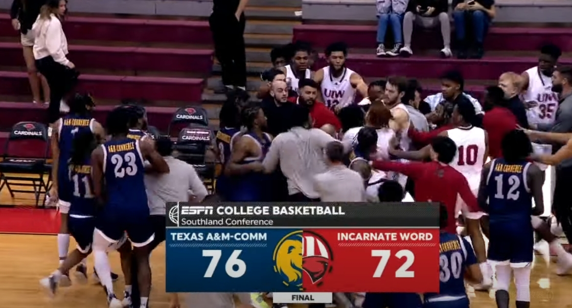 NCAA德州農工大學、聖道大學2隊在賽後發生衝突。（翻攝自ESPN YouTube頻道）