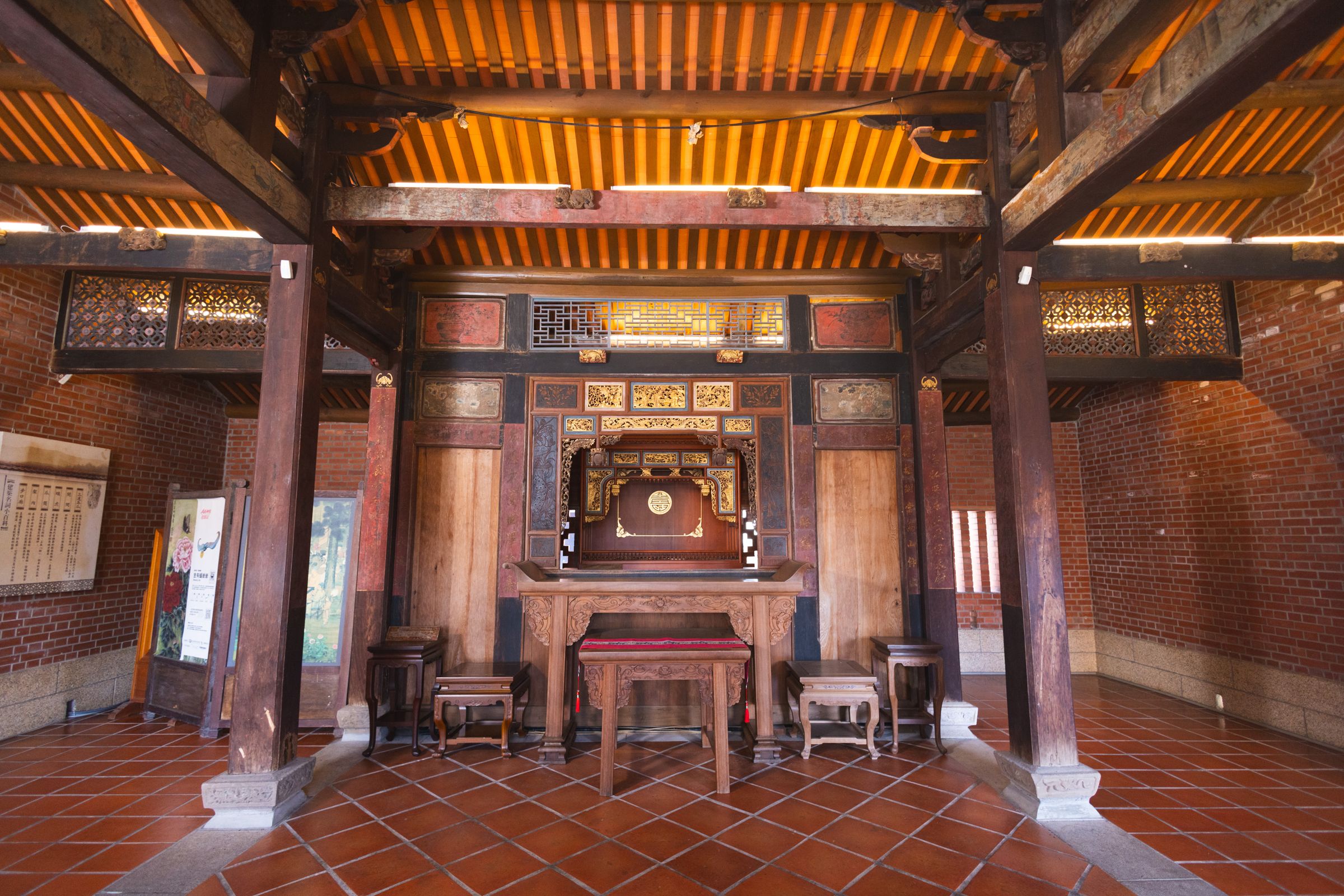 廣孝堂原為宜蘭鄭氏家廟，移地重建於宜蘭傳藝園區後，保留傳統家廟格局與木作細節，延續慎終追遠、詩禮傳家的精神。（全聯提供）