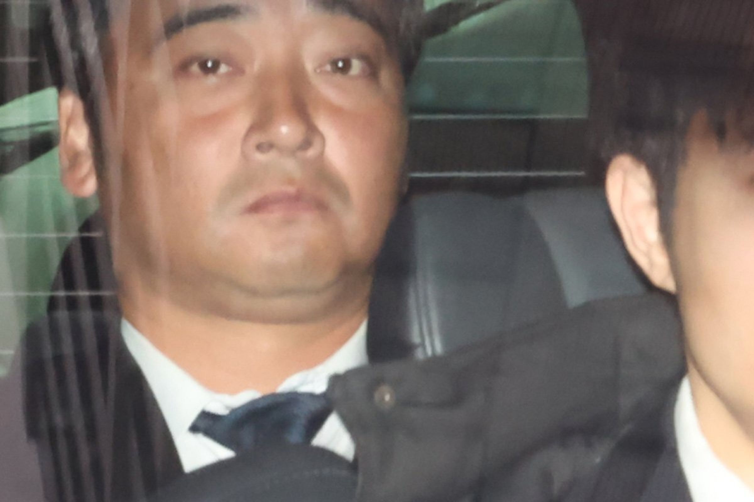 首次開庭後離開法院的齊藤慎二。（翻攝網路）