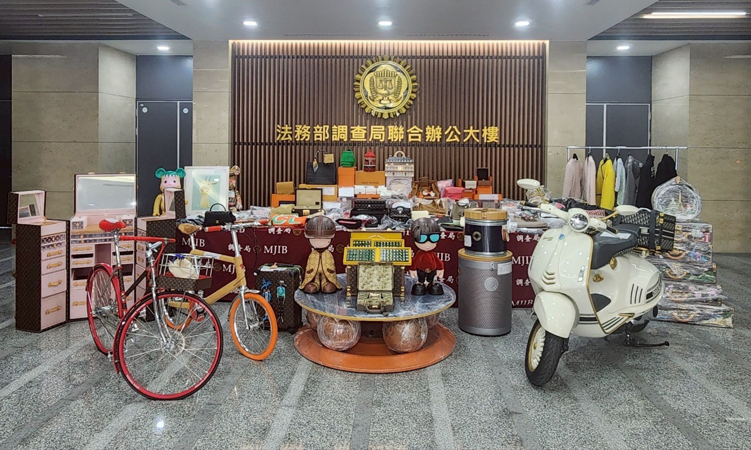 檢調偵辦台雅前董座遭詐案,已查扣近億元的愛馬仕、LV等名牌包、衣服、首飾、傢俱、腳踏車、名畫等高級精品,另查扣藍寶堅尼、Lexus LM等進口豪華轎車。(調查局提供)