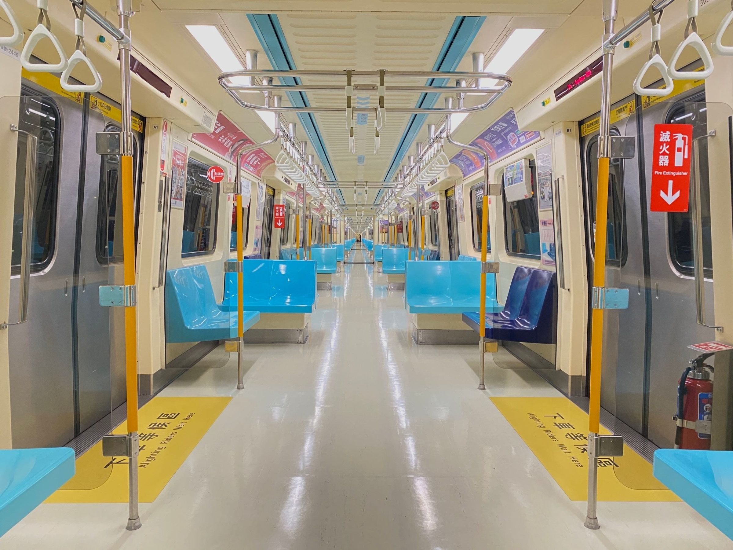 北捷針對中和新蘆線改裝列車第2至5節車廂車門兩側立柱，加裝醒目的橘色防滑管套，提醒旅客需要時請多加「把握」。（北捷提供）