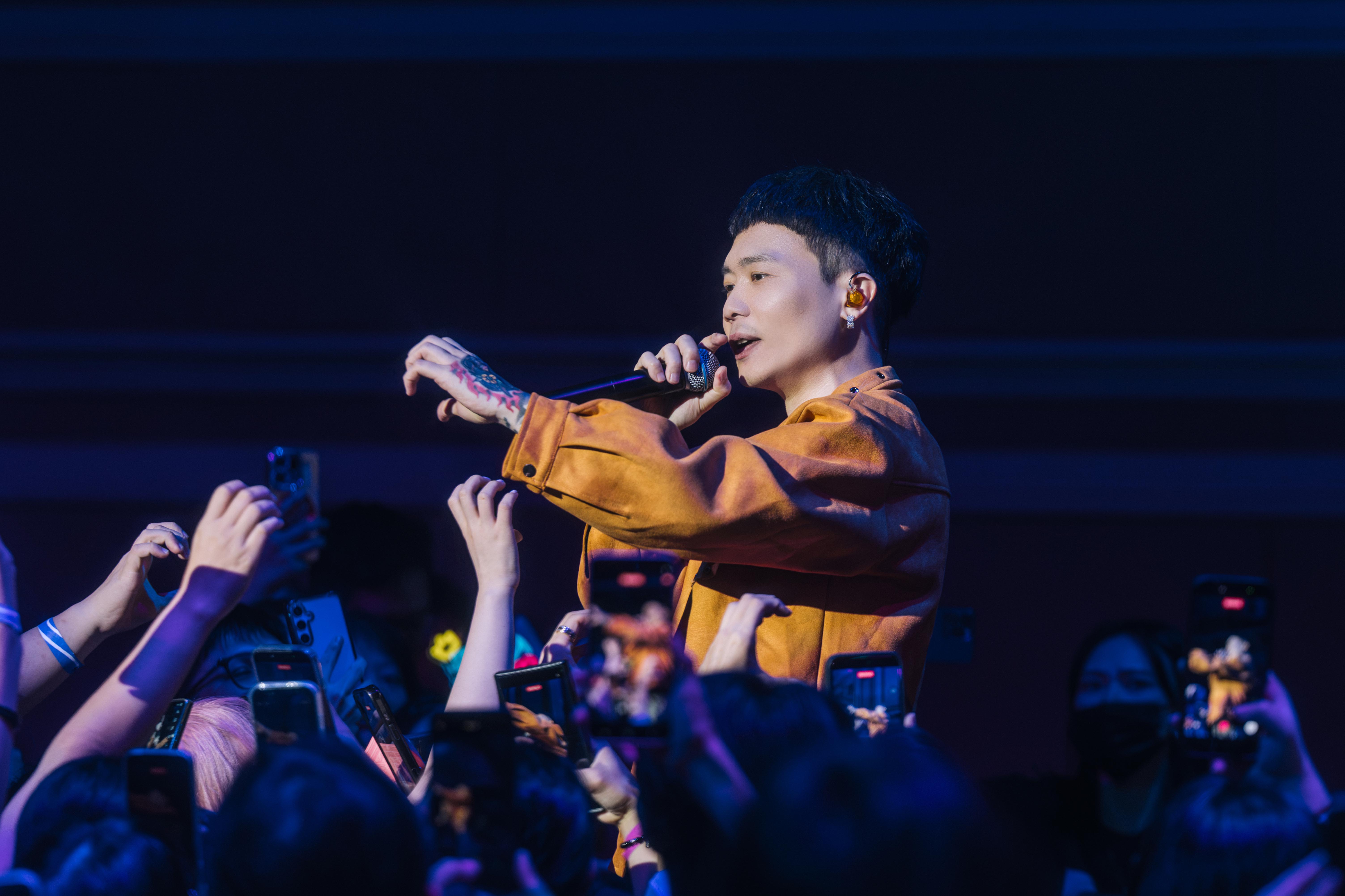 蕭秉治首度在新加坡舉辦《活著 Alive》個人演唱會,吸引全場歌迷熱情合唱。(相信音樂提供)