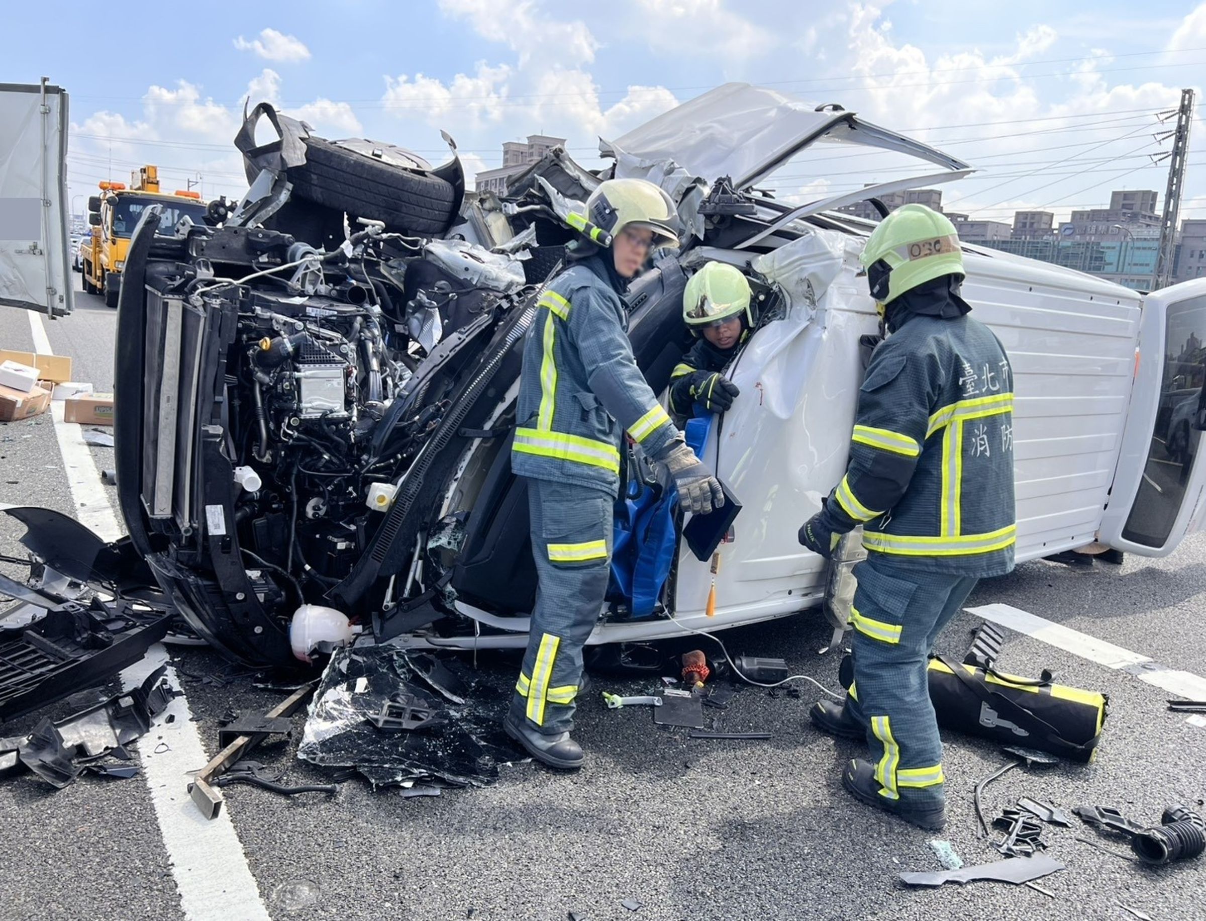 救護車肇事後側翻，警消到場救出受困2人。（翻攝畫面）