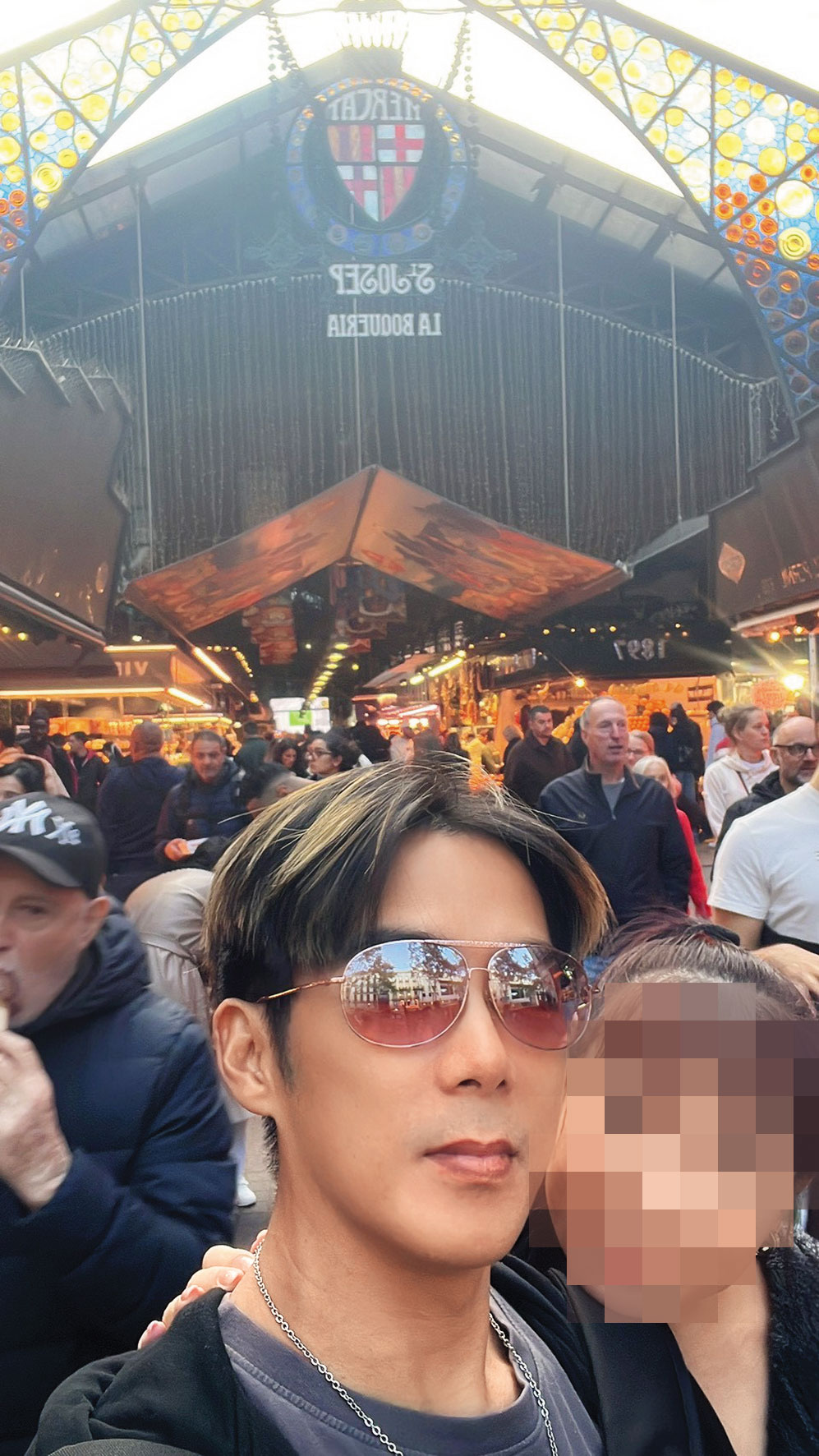 陳子強（左）與女總裁Ｂ小姐（右）交往數月，2人曾一起出國旅遊。（讀者提供）