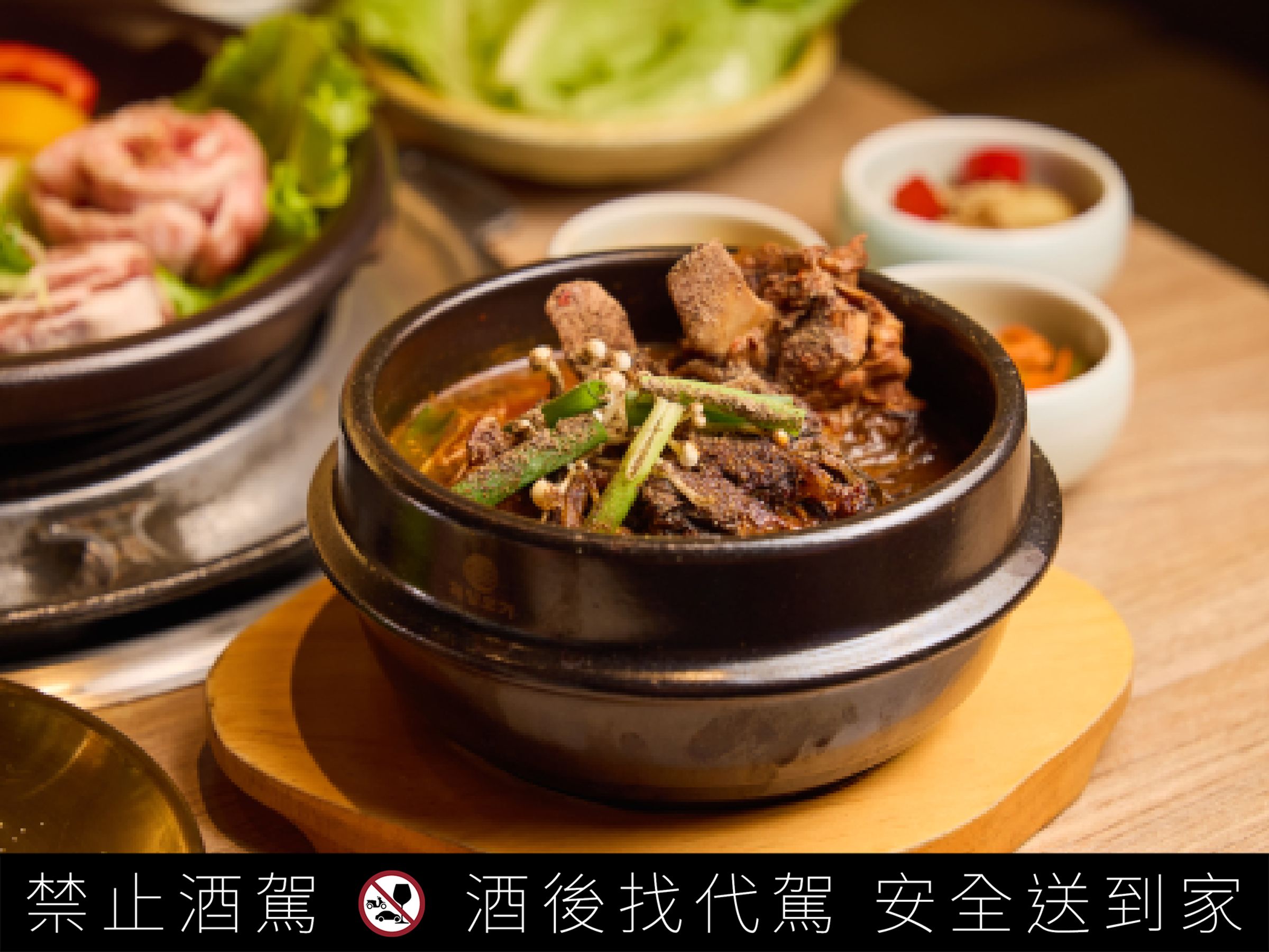 「甜夜燒肉Honey night」必點「馬鈴薯排骨湯」，馬鈴薯、排骨肉燉煮至軟爛，在冷冷的天來一碗熱湯配烤肉，再搭上一杯百齡罈17年Highball，為整體口感增添溫暖層次！