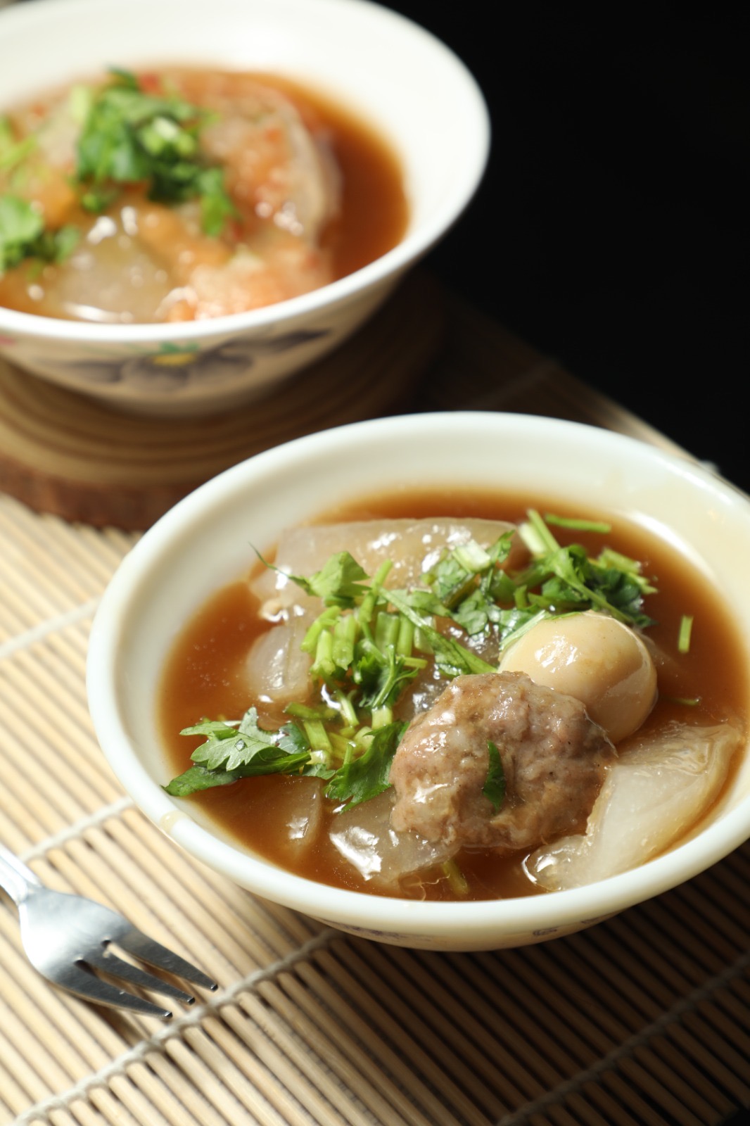 「達仔仙」的肉圓採用冷油浸泡的方法，外皮溫潤透亮，口感軟Ｑ；內餡包裹前腿肉塊、鵪鶉蛋與脆口筍丁，特製醬汁具有八角香氣。（何宗昇攝）