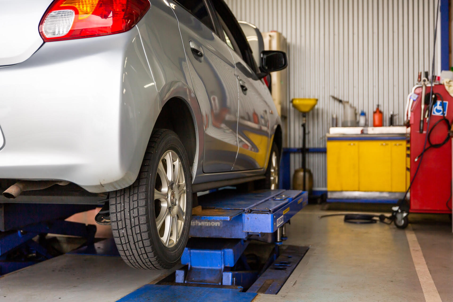 一名男子因不滿表妹交友狀況,在她汽車引擎倒砂糖,導致引擎毀損進場維修。(示意圖,photoAC)