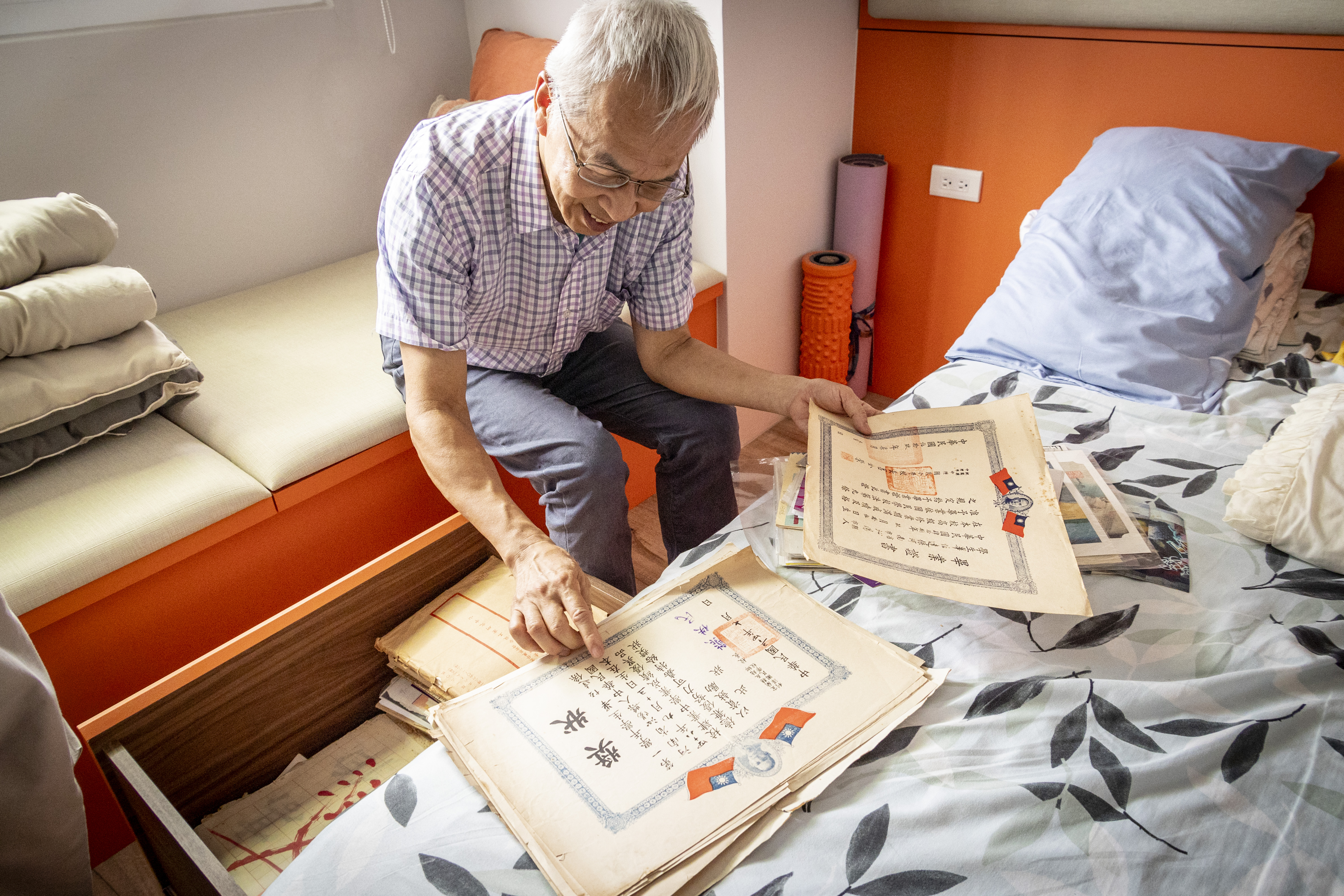 畢恆達看著保存近半世紀的獎狀。