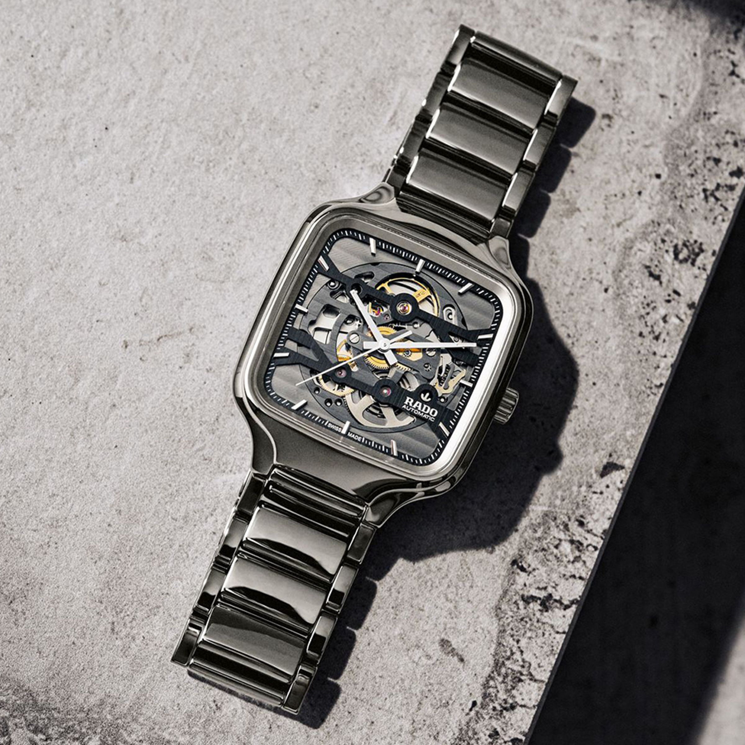 RADO True Square Automatic Skeleton分為時標鑲鑽以及一般時標版本,而後者將機板和機芯以日內瓦波紋裝飾出一致性,巧妙淡化了圓形機芯裝在方形錶殼中的配置。定價NT$92,100。