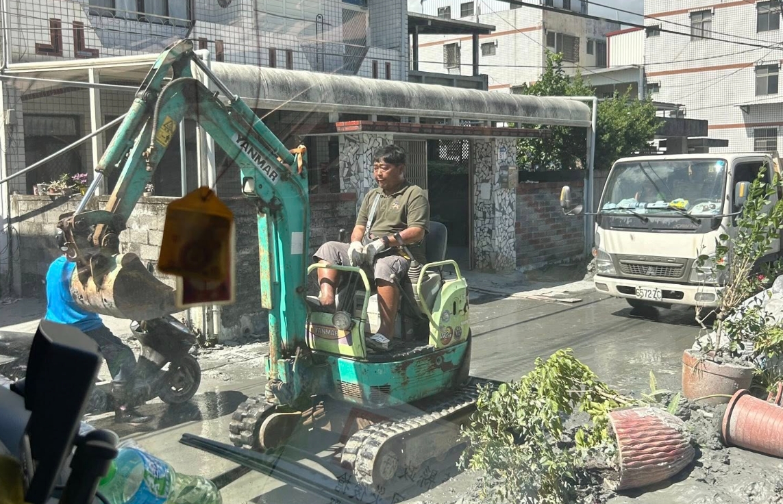 桃園挖土機行老闆林鴻森到花蓮救災，卻不慎受傷感染釀成敗血症，不幸身亡。（翻攝自臉書龍福禮儀）