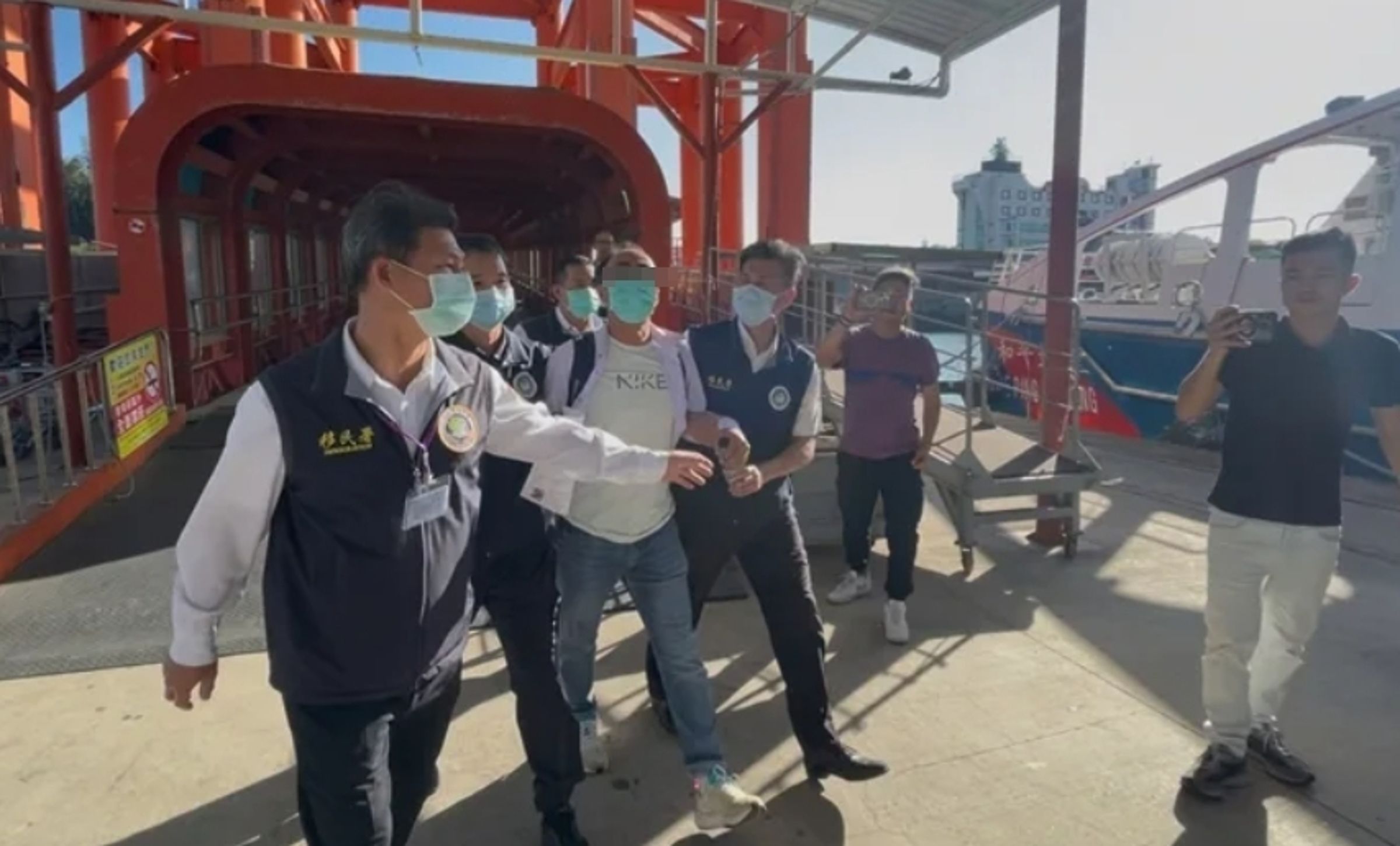 中國籍盧姓男子在金門縣府撒兩岸統一文宣，火速遭強制驅逐出境。（移民署）