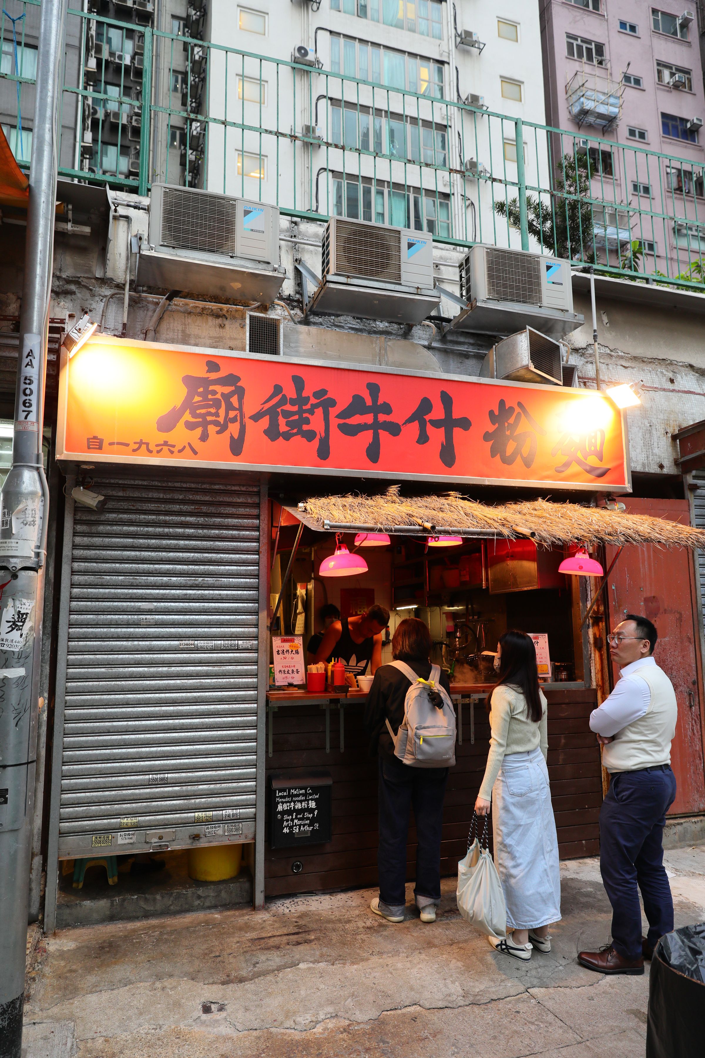 傍晚過後,「廟街牛什粉麵」門前開始出現排隊人龍。