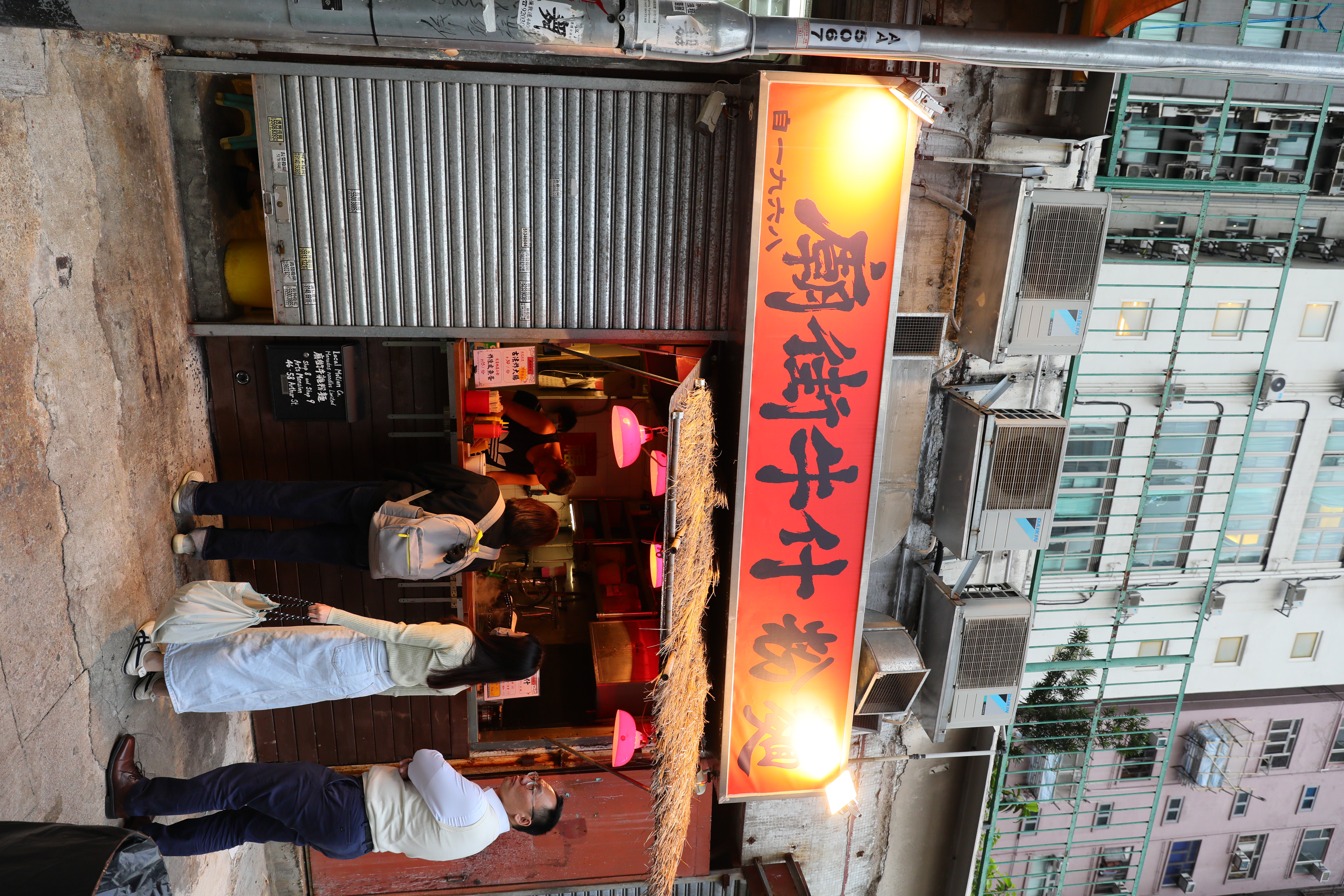 傍晚過後，「廟街牛什粉麵」門前開始出現排隊人龍。