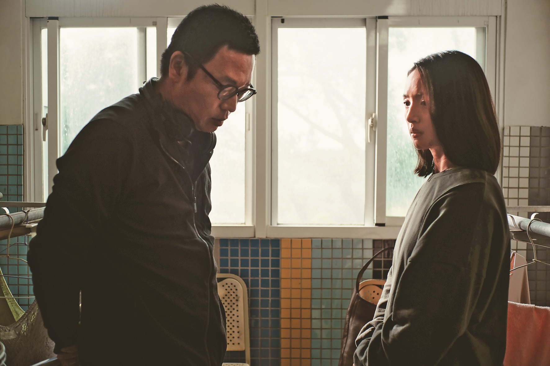 導演沈可尚(左)與女主角林依晨(右)在拍片現場交換意見。(風起娛樂提供)